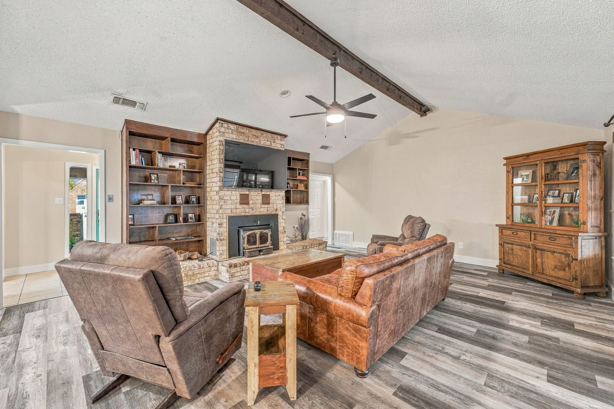 Single Family Residence For Sale in Erath County , 1190 N Charlotte Avenue, Stephenville, Texas 76401, 3 Bedroom, 2 Bathroom, 2 Garage spaces, 2,341 Sqft, built in 1976, mls#21394902, Real Estate Agent in Stephenville, Homes For Sale in Erath county, Homes For Sale in Stephenville, Realtor in Stephenville Texas, Real Estate Brokerage Independent Realty Texas, Luminita Cordes Realtor