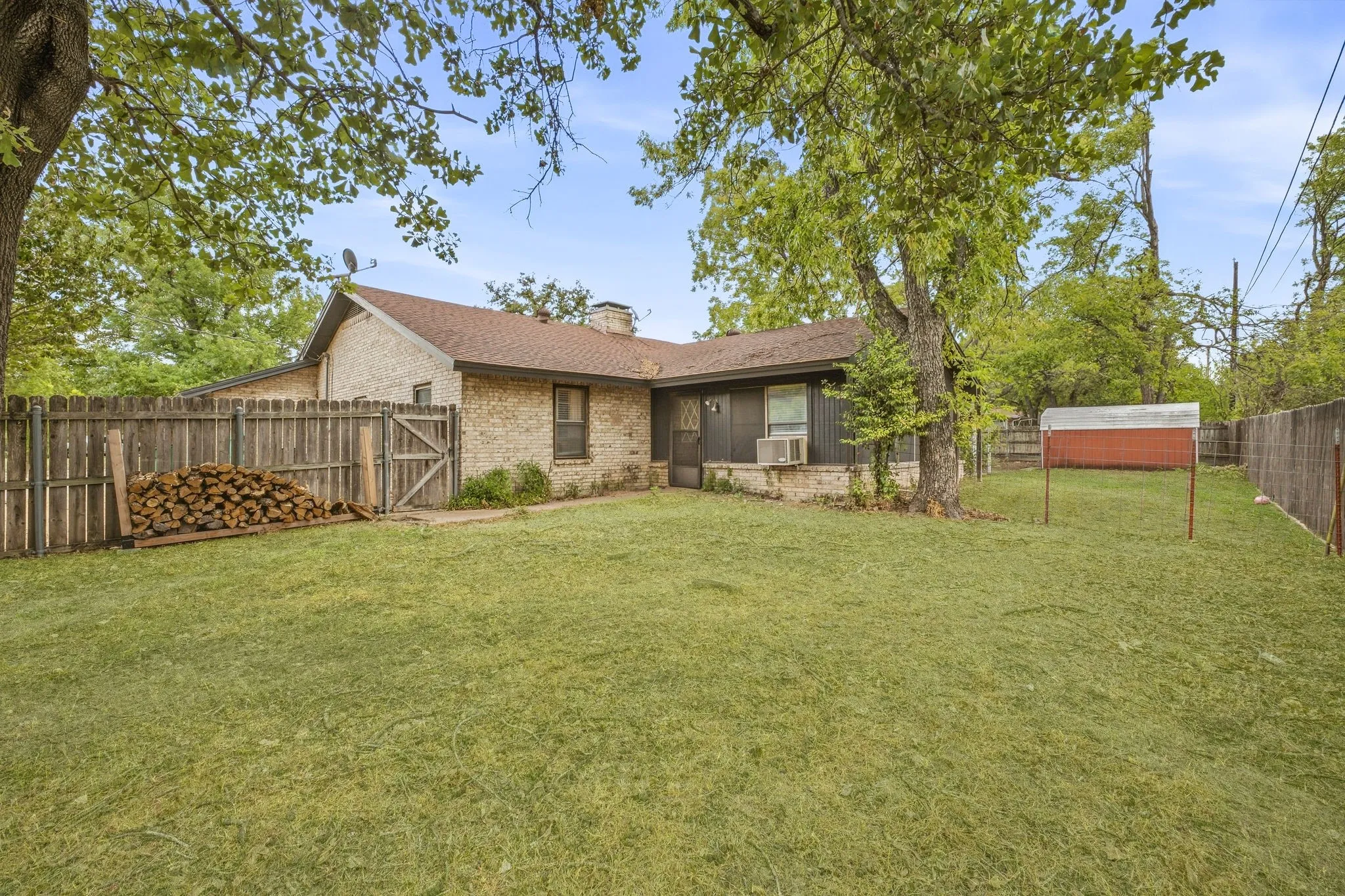 Single Family Residence For Sale in Erath County , 1190 N Charlotte Avenue, Stephenville, Texas 76401, 3 Bedroom, 2 Bathroom, 2 Garage spaces, 2,341 Sqft, built in 1976, mls#21394902, Real Estate Agent in Stephenville, Homes For Sale in Erath county, Homes For Sale in Stephenville, Realtor in Stephenville Texas, Real Estate Brokerage Independent Realty Texas, Luminita Cordes Realtor
