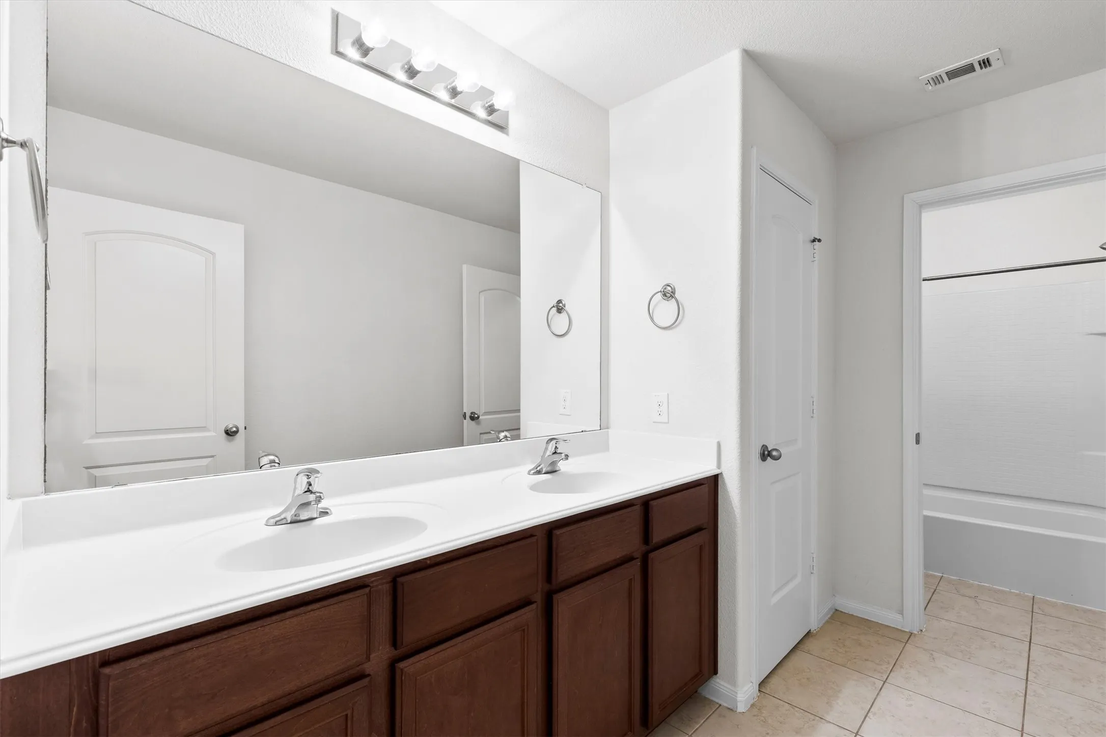 Single Family Residence For Sale in Kaufman County , 2112 Foxglove Court, Forney, Texas 75126, 5 Bedroom, 3 Bathroom, 2 Garage spaces, 2,724 Sqft, built in 2014, mls#21394926, Real Estate Agent in Forney, Homes For Sale in Kaufman county, Homes For Sale in Forney, Realtor in Forney Texas, Real Estate Brokerage Independent Realty Texas, Luminita Cordes Realtor