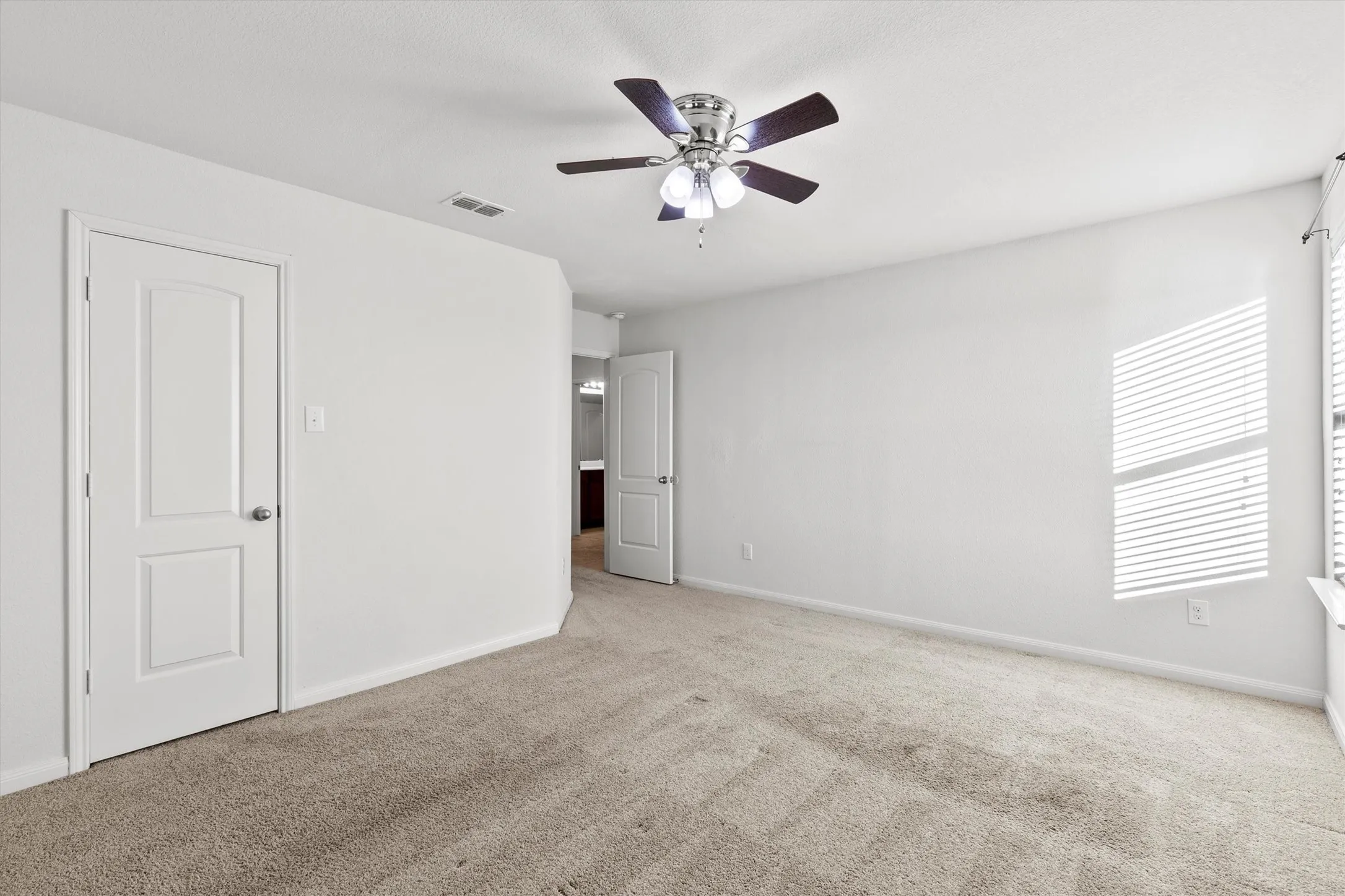 Single Family Residence For Sale in Kaufman County , 2112 Foxglove Court, Forney, Texas 75126, 5 Bedroom, 3 Bathroom, 2 Garage spaces, 2,724 Sqft, built in 2014, mls#21394926, Real Estate Agent in Forney, Homes For Sale in Kaufman county, Homes For Sale in Forney, Realtor in Forney Texas, Real Estate Brokerage Independent Realty Texas, Luminita Cordes Realtor