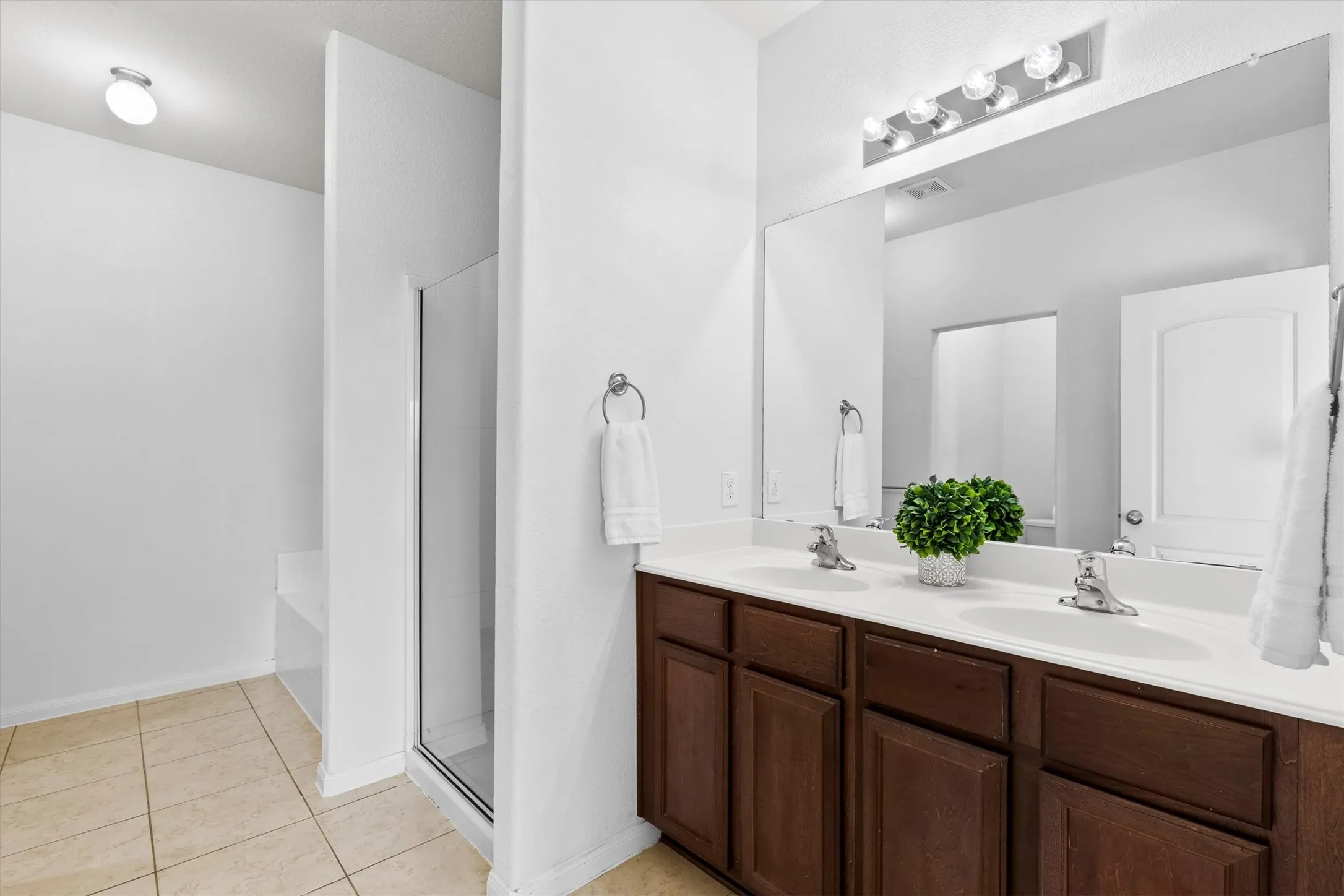 Single Family Residence For Sale in Kaufman County , 2112 Foxglove Court, Forney, Texas 75126, 5 Bedroom, 3 Bathroom, 2 Garage spaces, 2,724 Sqft, built in 2014, mls#21394926, Real Estate Agent in Forney, Homes For Sale in Kaufman county, Homes For Sale in Forney, Realtor in Forney Texas, Real Estate Brokerage Independent Realty Texas, Luminita Cordes Realtor