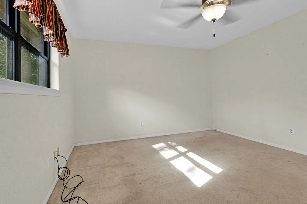 Single Family Residence For Sale in Smith County , 435 Lonestar, Hideaway, Texas 75771, 3 Bedroom, 3 Bathroom, 2 Garage spaces, 2,477 Sqft, built in 1974, mls#21394021, Real Estate Agent in Hideaway, Homes For Sale in Smith county, Homes For Sale in Hideaway, Realtor in Hideaway Texas, Real Estate Brokerage Independent Realty Texas, Luminita Cordes Realtor