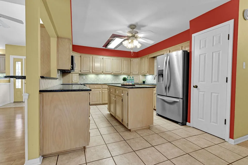 Single Family Residence For Sale in Smith County , 435 Lonestar, Hideaway, Texas 75771, 3 Bedroom, 3 Bathroom, 2 Garage spaces, 2,477 Sqft, built in 1974, mls#21394021, Real Estate Agent in Hideaway, Homes For Sale in Smith county, Homes For Sale in Hideaway, Realtor in Hideaway Texas, Real Estate Brokerage Independent Realty Texas, Luminita Cordes Realtor