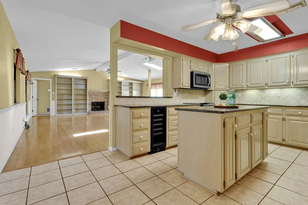 Single Family Residence For Sale in Smith County , 435 Lonestar, Hideaway, Texas 75771, 3 Bedroom, 3 Bathroom, 2 Garage spaces, 2,477 Sqft, built in 1974, mls#21394021, Real Estate Agent in Hideaway, Homes For Sale in Smith county, Homes For Sale in Hideaway, Realtor in Hideaway Texas, Real Estate Brokerage Independent Realty Texas, Luminita Cordes Realtor