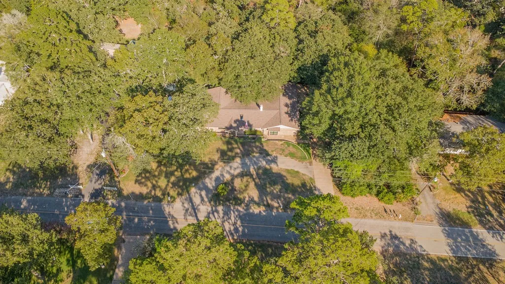 Single Family Residence For Sale in Smith County , 435 Lonestar, Hideaway, Texas 75771, 3 Bedroom, 3 Bathroom, 2 Garage spaces, 2,477 Sqft, built in 1974, mls#21394021, Real Estate Agent in Hideaway, Homes For Sale in Smith county, Homes For Sale in Hideaway, Realtor in Hideaway Texas, Real Estate Brokerage Independent Realty Texas, Luminita Cordes Realtor