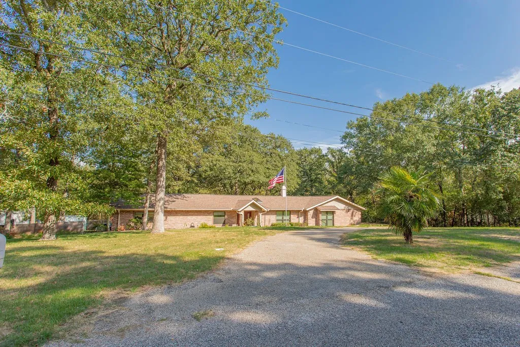 Single Family Residence For Sale in Smith County , 435 Lonestar, Hideaway, Texas 75771, 3 Bedroom, 3 Bathroom, 2 Garage spaces, 2,477 Sqft, built in 1974, mls#21394021, Real Estate Agent in Hideaway, Homes For Sale in Smith county, Homes For Sale in Hideaway, Realtor in Hideaway Texas, Real Estate Brokerage Independent Realty Texas, Luminita Cordes Realtor