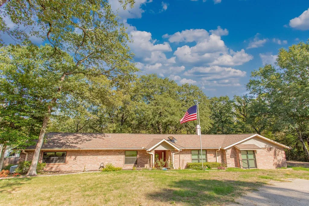 Single Family Residence For Sale in Smith County , 435 Lonestar, Hideaway, Texas 75771, 3 Bedroom, 3 Bathroom, 2 Garage spaces, 2,477 Sqft, built in 1974, mls#21394021, Real Estate Agent in Hideaway, Homes For Sale in Smith county, Homes For Sale in Hideaway, Realtor in Hideaway Texas, Real Estate Brokerage Independent Realty Texas, Luminita Cordes Realtor