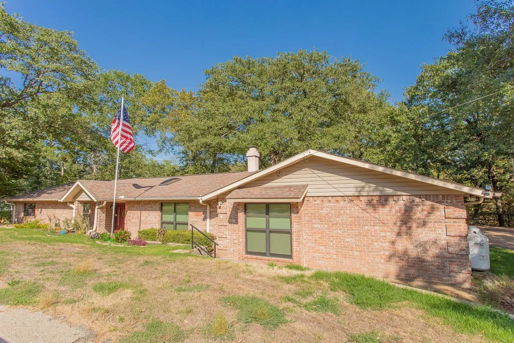 Single Family Residence For Sale in Smith County , 435 Lonestar, Hideaway, Texas 75771, 3 Bedroom, 3 Bathroom, 2 Garage spaces, 2,477 Sqft, built in 1974, mls#21394021, Real Estate Agent in Hideaway, Homes For Sale in Smith county, Homes For Sale in Hideaway, Realtor in Hideaway Texas, Real Estate Brokerage Independent Realty Texas, Luminita Cordes Realtor