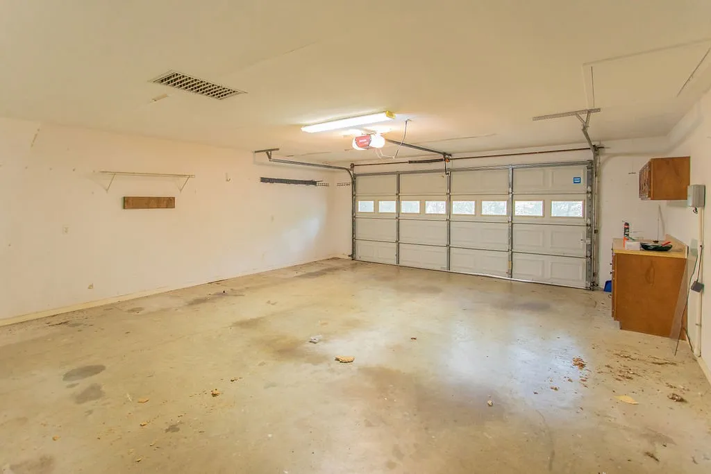 Single Family Residence For Sale in Smith County , 435 Lonestar, Hideaway, Texas 75771, 3 Bedroom, 3 Bathroom, 2 Garage spaces, 2,477 Sqft, built in 1974, mls#21394021, Real Estate Agent in Hideaway, Homes For Sale in Smith county, Homes For Sale in Hideaway, Realtor in Hideaway Texas, Real Estate Brokerage Independent Realty Texas, Luminita Cordes Realtor