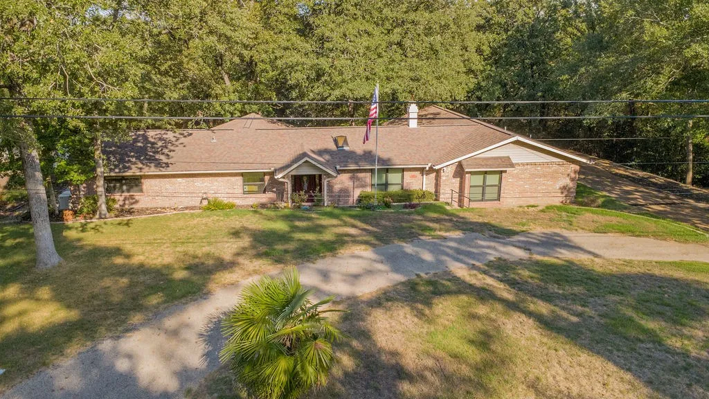 Single Family Residence For Sale in Smith County , 435 Lonestar, Hideaway, Texas 75771, 3 Bedroom, 3 Bathroom, 2 Garage spaces, 2,477 Sqft, built in 1974, mls#21394021, Real Estate Agent in Hideaway, Homes For Sale in Smith county, Homes For Sale in Hideaway, Realtor in Hideaway Texas, Real Estate Brokerage Independent Realty Texas, Luminita Cordes Realtor