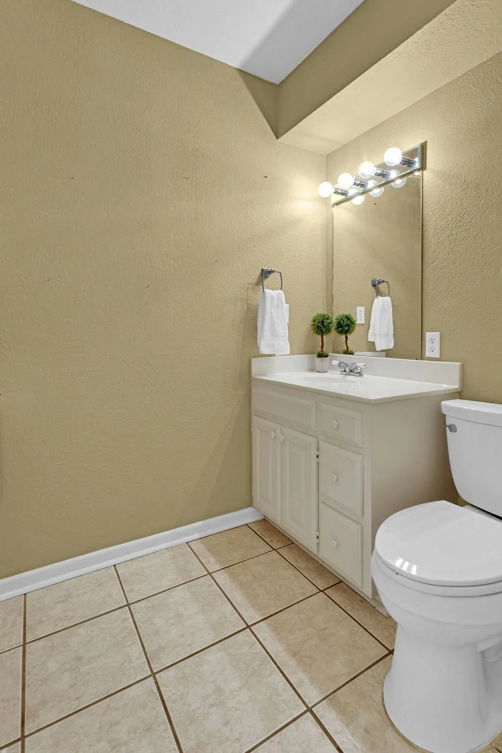 Single Family Residence For Sale in Smith County , 435 Lonestar, Hideaway, Texas 75771, 3 Bedroom, 3 Bathroom, 2 Garage spaces, 2,477 Sqft, built in 1974, mls#21394021, Real Estate Agent in Hideaway, Homes For Sale in Smith county, Homes For Sale in Hideaway, Realtor in Hideaway Texas, Real Estate Brokerage Independent Realty Texas, Luminita Cordes Realtor