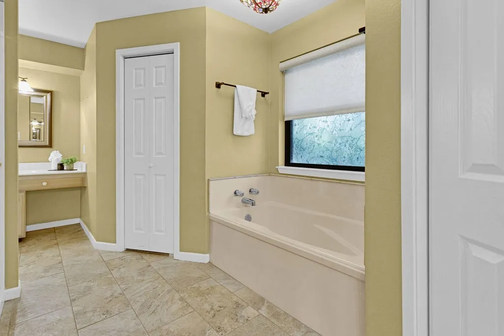 Single Family Residence For Sale in Smith County , 435 Lonestar, Hideaway, Texas 75771, 3 Bedroom, 3 Bathroom, 2 Garage spaces, 2,477 Sqft, built in 1974, mls#21394021, Real Estate Agent in Hideaway, Homes For Sale in Smith county, Homes For Sale in Hideaway, Realtor in Hideaway Texas, Real Estate Brokerage Independent Realty Texas, Luminita Cordes Realtor