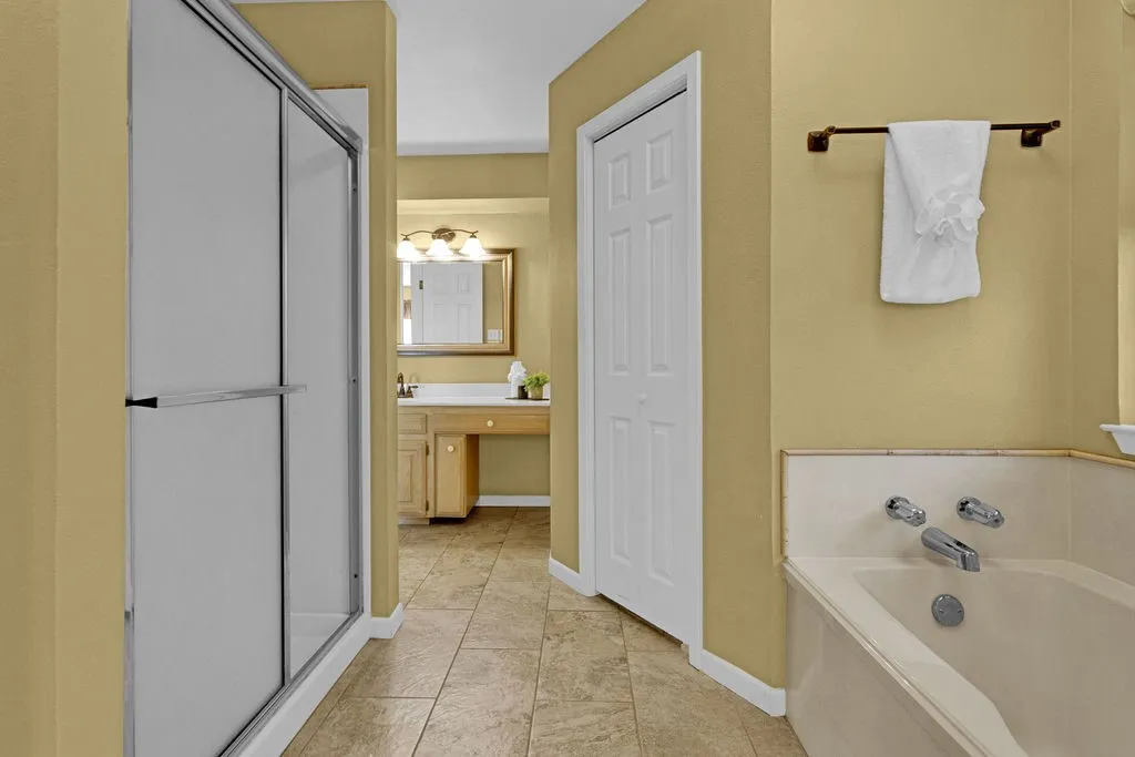 Single Family Residence For Sale in Smith County , 435 Lonestar, Hideaway, Texas 75771, 3 Bedroom, 3 Bathroom, 2 Garage spaces, 2,477 Sqft, built in 1974, mls#21394021, Real Estate Agent in Hideaway, Homes For Sale in Smith county, Homes For Sale in Hideaway, Realtor in Hideaway Texas, Real Estate Brokerage Independent Realty Texas, Luminita Cordes Realtor