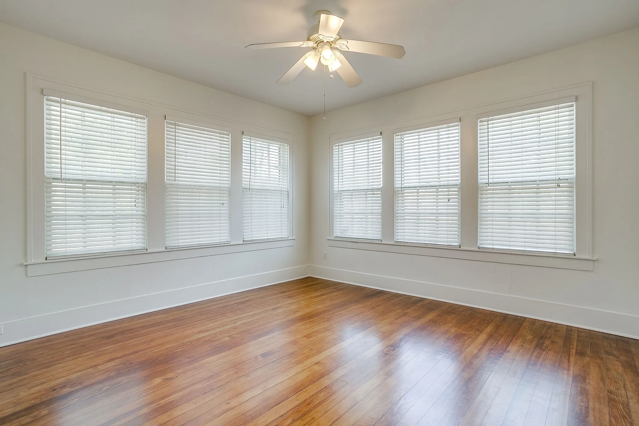 Duplex For Rent in Tarrant County , 1622 Mistletoe Boulevard, Fort Worth, Texas 76104, 1 Bedroom, 1 Bathroom, Garage spaces, 900 Sqft, built in 1928, mls#21395080, Real Estate Agent in Fort Worth, Homes For Rent in Tarrant county, Homes For Rent in Fort Worth, Realtor in Fort Worth Texas, Real Estate Brokerage Independent Realty Texas, Luminita Cordes Realtor