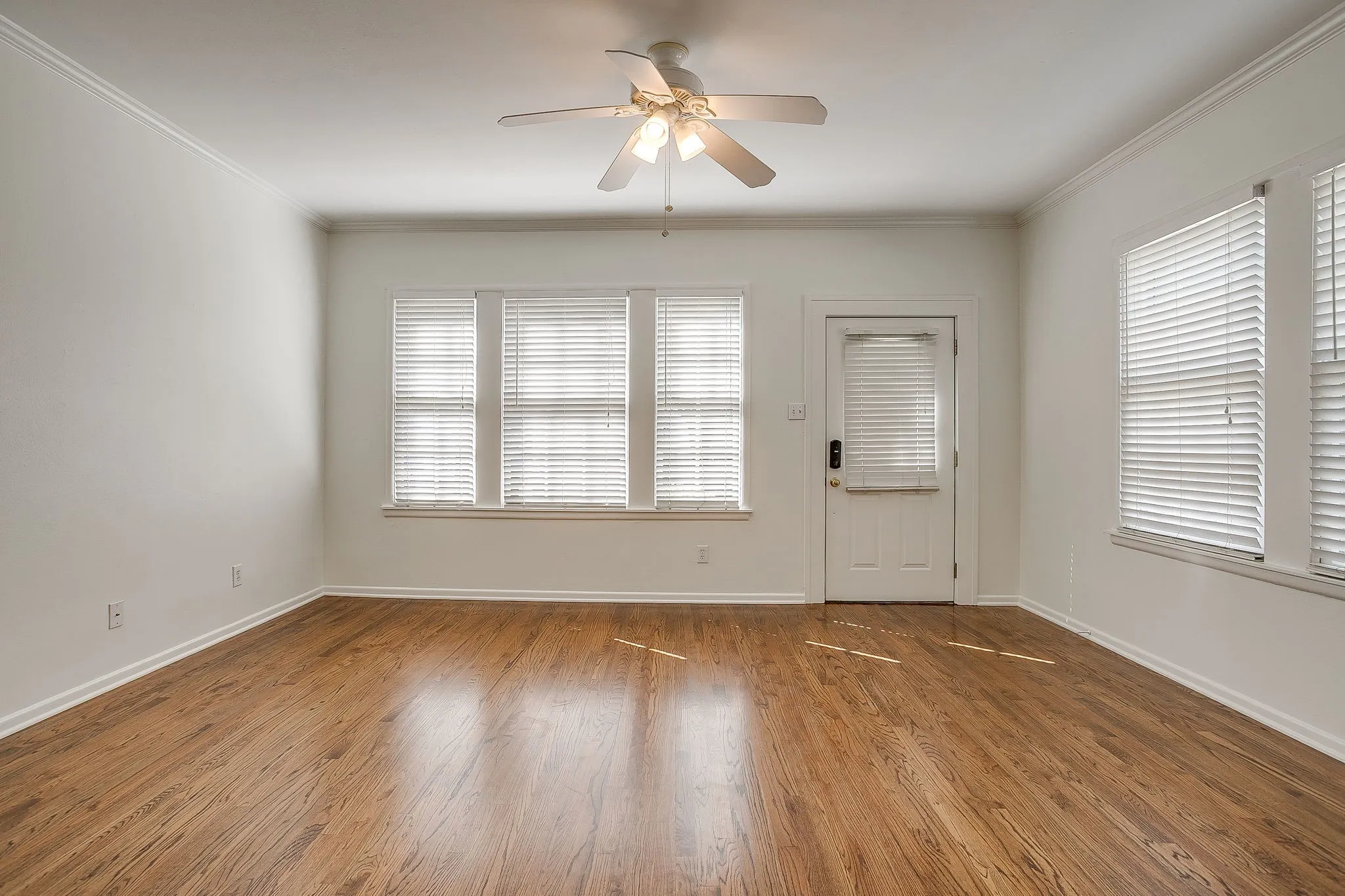 Duplex For Rent in Tarrant County , 1622 Mistletoe Boulevard, Fort Worth, Texas 76104, 1 Bedroom, 1 Bathroom, Garage spaces, 900 Sqft, built in 1928, mls#21395080, Real Estate Agent in Fort Worth, Homes For Rent in Tarrant county, Homes For Rent in Fort Worth, Realtor in Fort Worth Texas, Real Estate Brokerage Independent Realty Texas, Luminita Cordes Realtor