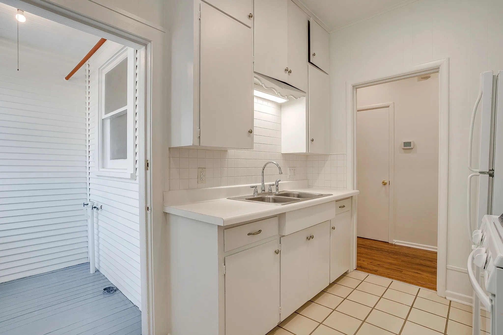 Duplex For Rent in Tarrant County , 1622 Mistletoe Boulevard, Fort Worth, Texas 76104, 1 Bedroom, 1 Bathroom, Garage spaces, 900 Sqft, built in 1928, mls#21395080, Real Estate Agent in Fort Worth, Homes For Rent in Tarrant county, Homes For Rent in Fort Worth, Realtor in Fort Worth Texas, Real Estate Brokerage Independent Realty Texas, Luminita Cordes Realtor