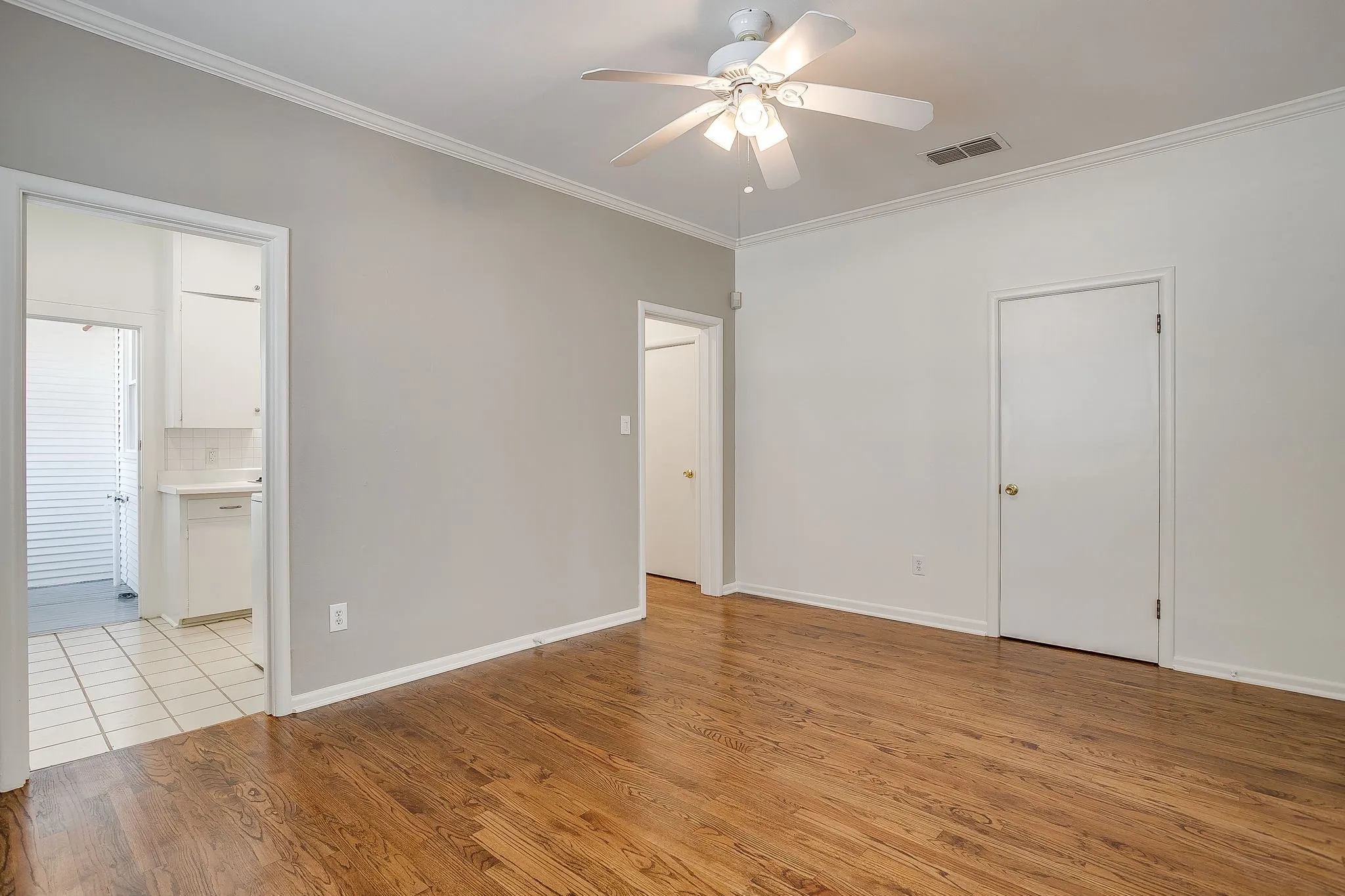 Duplex For Rent in Tarrant County , 1622 Mistletoe Boulevard, Fort Worth, Texas 76104, 1 Bedroom, 1 Bathroom, Garage spaces, 900 Sqft, built in 1928, mls#21395080, Real Estate Agent in Fort Worth, Homes For Rent in Tarrant county, Homes For Rent in Fort Worth, Realtor in Fort Worth Texas, Real Estate Brokerage Independent Realty Texas, Luminita Cordes Realtor