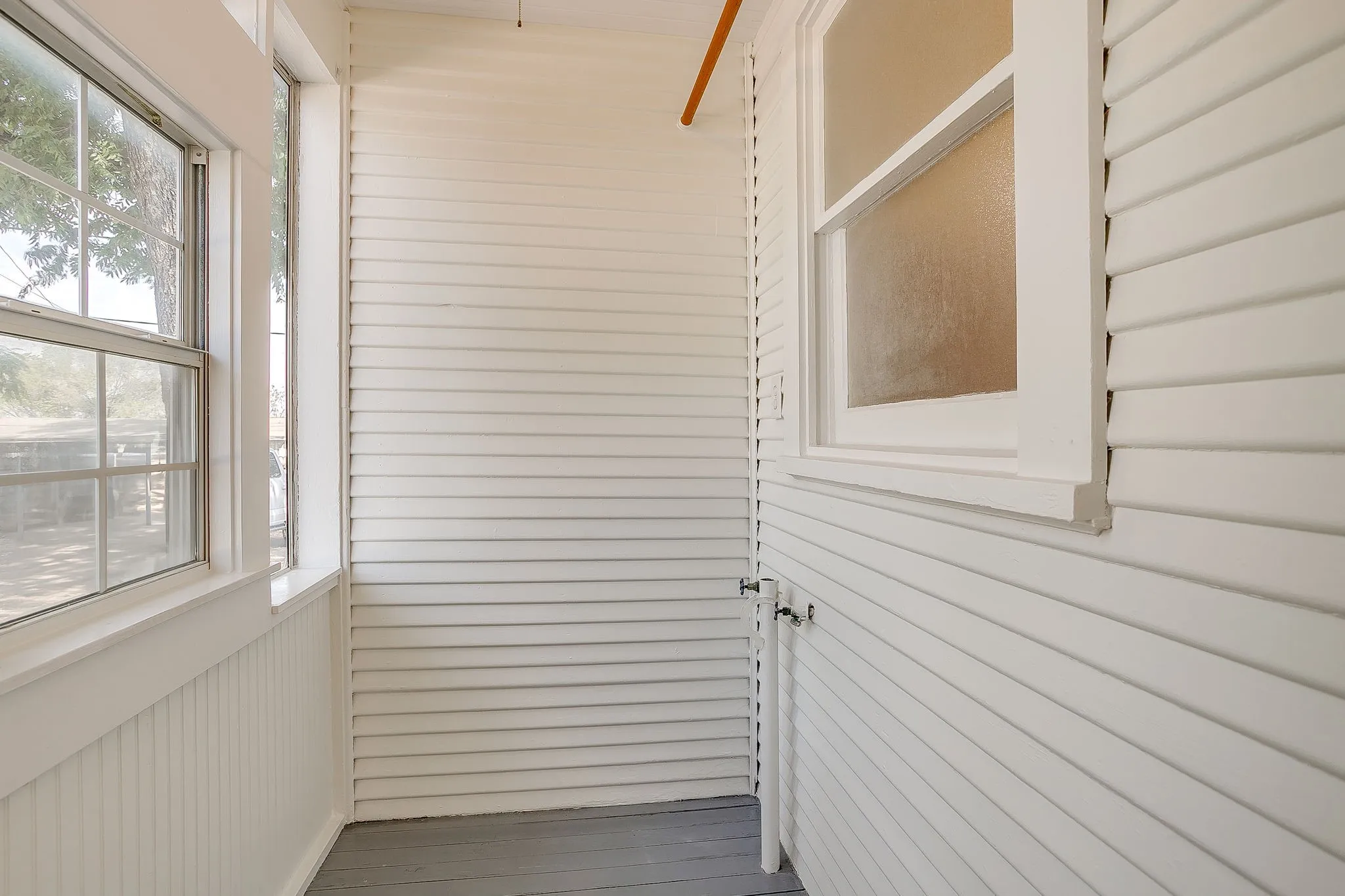 Duplex For Rent in Tarrant County , 1622 Mistletoe Boulevard, Fort Worth, Texas 76104, 1 Bedroom, 1 Bathroom, Garage spaces, 900 Sqft, built in 1928, mls#21395080, Real Estate Agent in Fort Worth, Homes For Rent in Tarrant county, Homes For Rent in Fort Worth, Realtor in Fort Worth Texas, Real Estate Brokerage Independent Realty Texas, Luminita Cordes Realtor