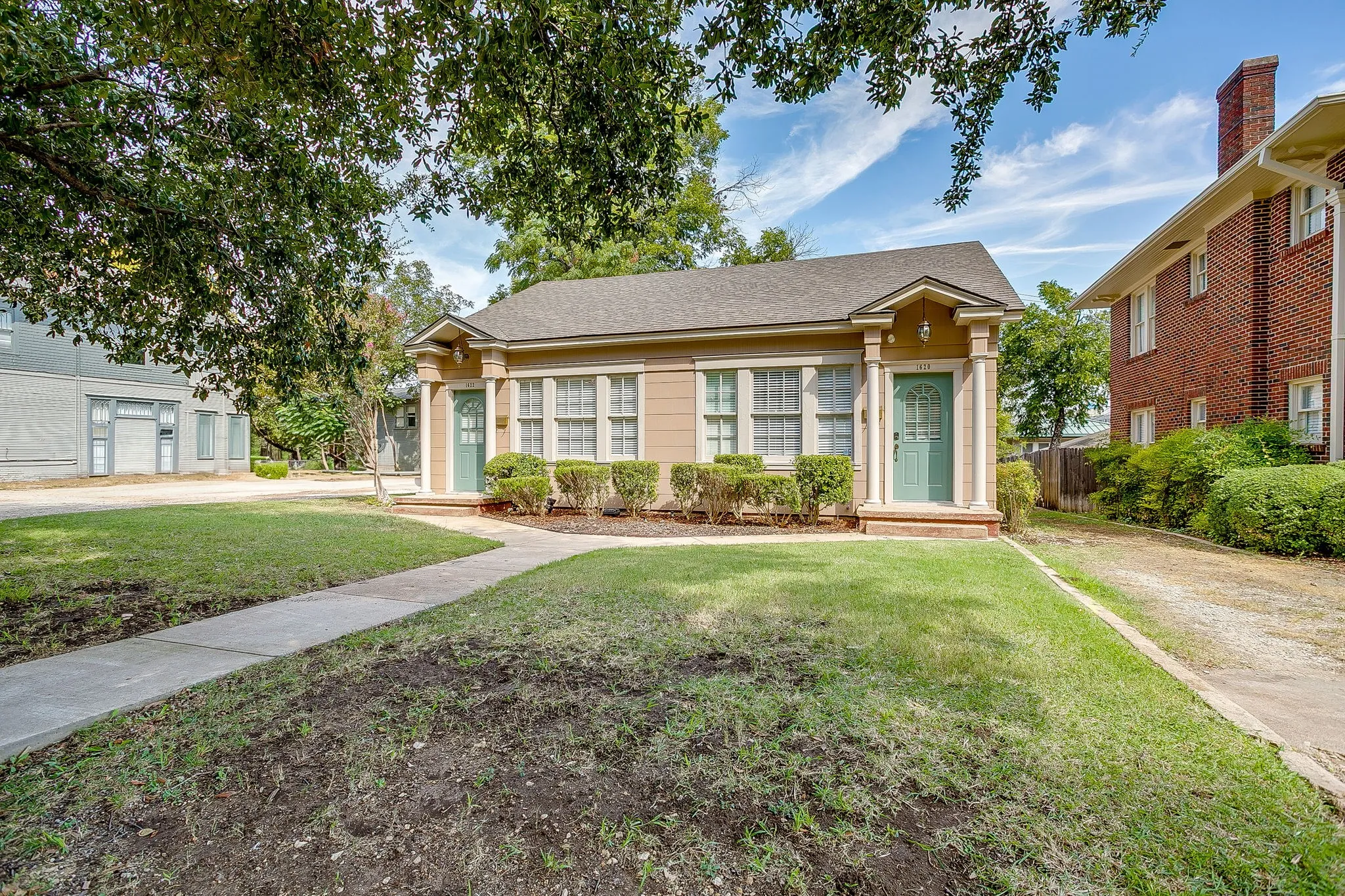 Duplex For Rent in Tarrant County , 1622 Mistletoe Boulevard, Fort Worth, Texas 76104, 1 Bedroom, 1 Bathroom, Garage spaces, 900 Sqft, built in 1928, mls#21395080, Real Estate Agent in Fort Worth, Homes For Rent in Tarrant county, Homes For Rent in Fort Worth, Realtor in Fort Worth Texas, Real Estate Brokerage Independent Realty Texas, Luminita Cordes Realtor