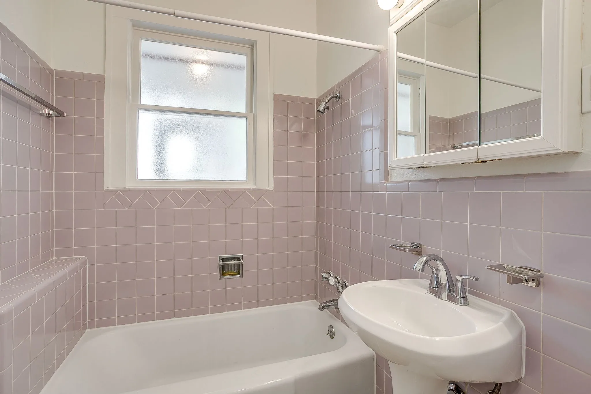 Duplex For Rent in Tarrant County , 1622 Mistletoe Boulevard, Fort Worth, Texas 76104, 1 Bedroom, 1 Bathroom, Garage spaces, 900 Sqft, built in 1928, mls#21395080, Real Estate Agent in Fort Worth, Homes For Rent in Tarrant county, Homes For Rent in Fort Worth, Realtor in Fort Worth Texas, Real Estate Brokerage Independent Realty Texas, Luminita Cordes Realtor