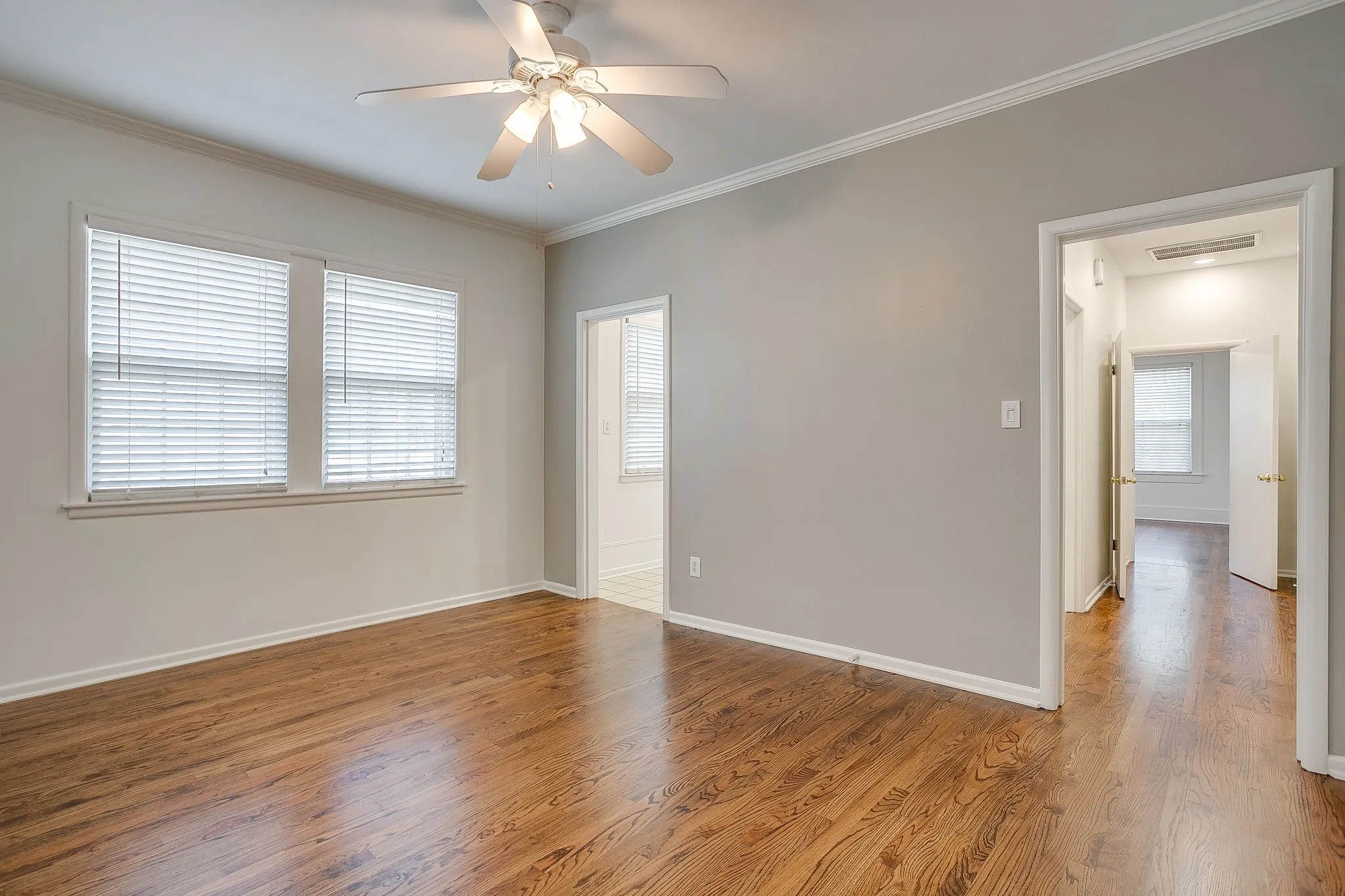 Duplex For Rent in Tarrant County , 1622 Mistletoe Boulevard, Fort Worth, Texas 76104, 1 Bedroom, 1 Bathroom, Garage spaces, 900 Sqft, built in 1928, mls#21395080, Real Estate Agent in Fort Worth, Homes For Rent in Tarrant county, Homes For Rent in Fort Worth, Realtor in Fort Worth Texas, Real Estate Brokerage Independent Realty Texas, Luminita Cordes Realtor