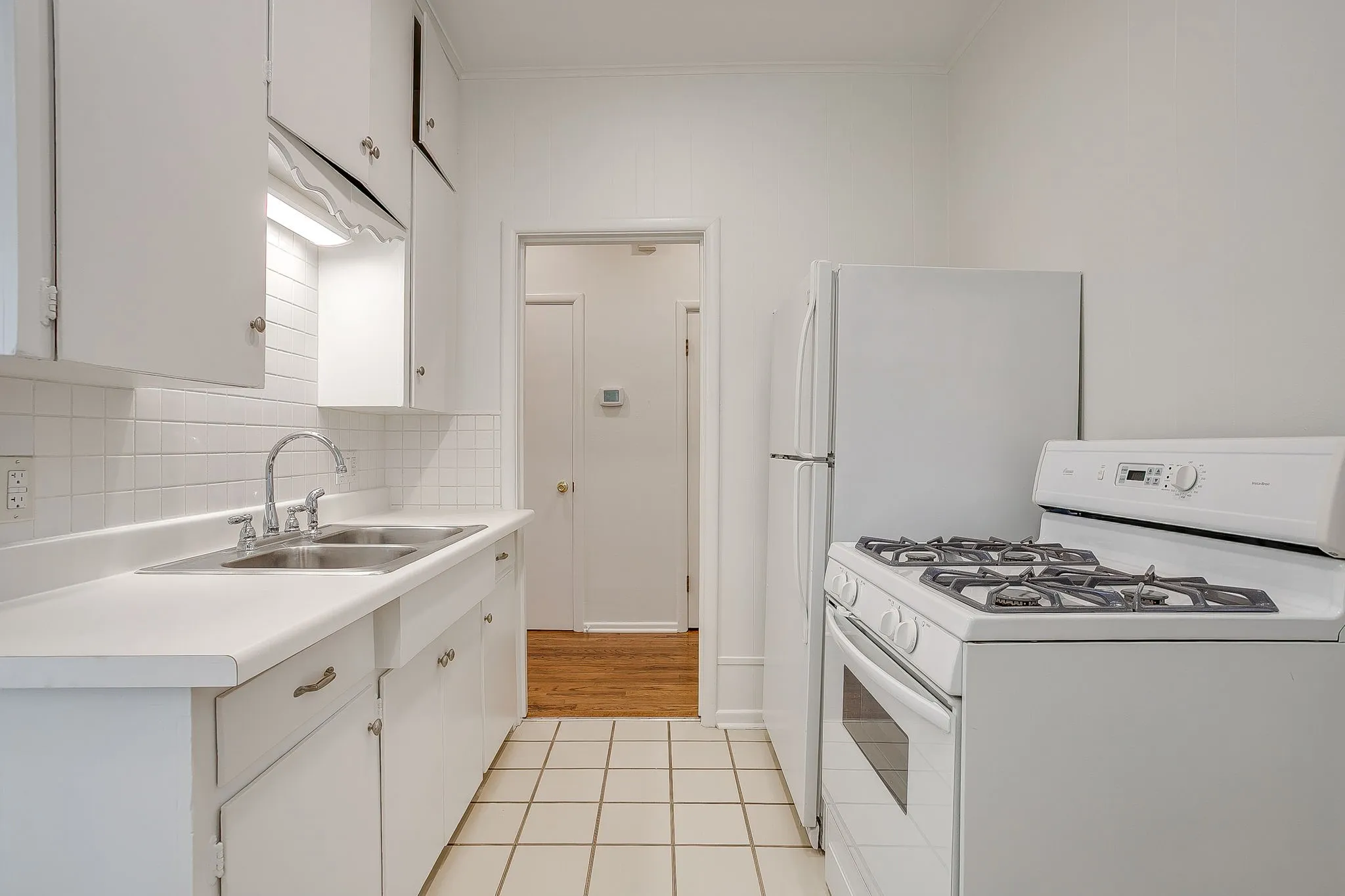 Duplex For Rent in Tarrant County , 1622 Mistletoe Boulevard, Fort Worth, Texas 76104, 1 Bedroom, 1 Bathroom, Garage spaces, 900 Sqft, built in 1928, mls#21395080, Real Estate Agent in Fort Worth, Homes For Rent in Tarrant county, Homes For Rent in Fort Worth, Realtor in Fort Worth Texas, Real Estate Brokerage Independent Realty Texas, Luminita Cordes Realtor