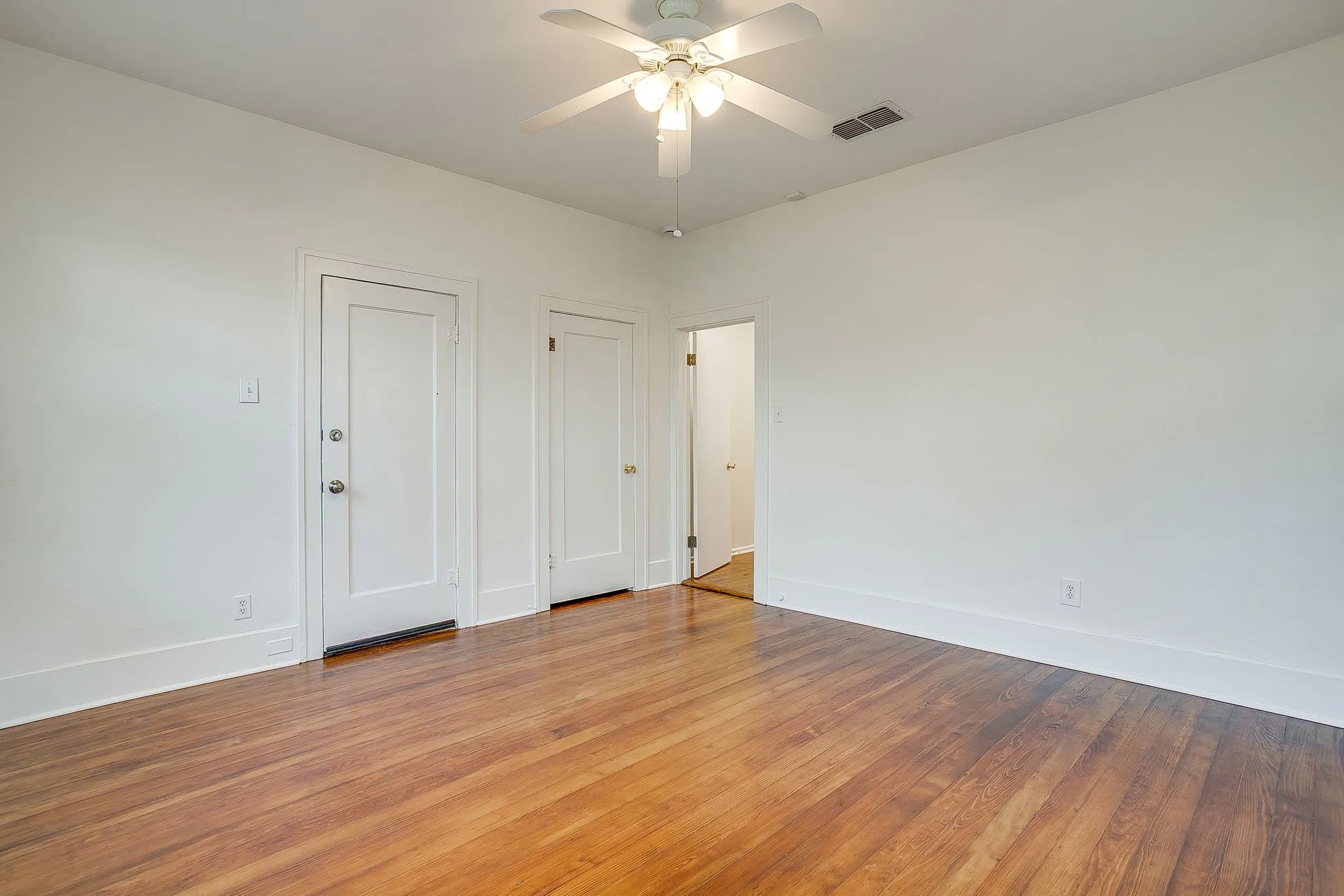 Duplex For Rent in Tarrant County , 1622 Mistletoe Boulevard, Fort Worth, Texas 76104, 1 Bedroom, 1 Bathroom, Garage spaces, 900 Sqft, built in 1928, mls#21395080, Real Estate Agent in Fort Worth, Homes For Rent in Tarrant county, Homes For Rent in Fort Worth, Realtor in Fort Worth Texas, Real Estate Brokerage Independent Realty Texas, Luminita Cordes Realtor