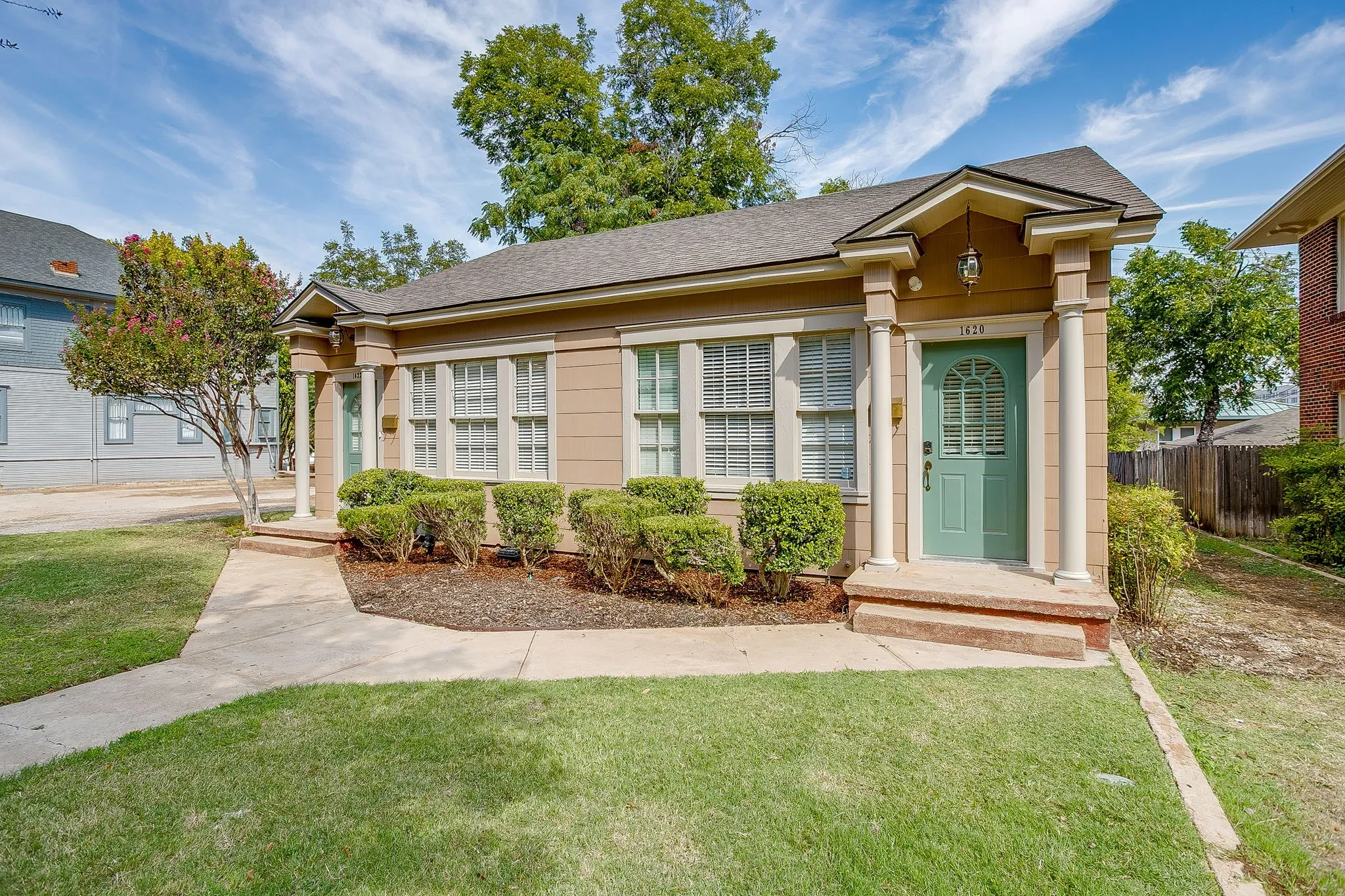 Duplex For Rent in Tarrant County , 1622 Mistletoe Boulevard, Fort Worth, Texas 76104, 1 Bedroom, 1 Bathroom, Garage spaces, 900 Sqft, built in 1928, mls#21395080, Real Estate Agent in Fort Worth, Homes For Rent in Tarrant county, Homes For Rent in Fort Worth, Realtor in Fort Worth Texas, Real Estate Brokerage Independent Realty Texas, Luminita Cordes Realtor