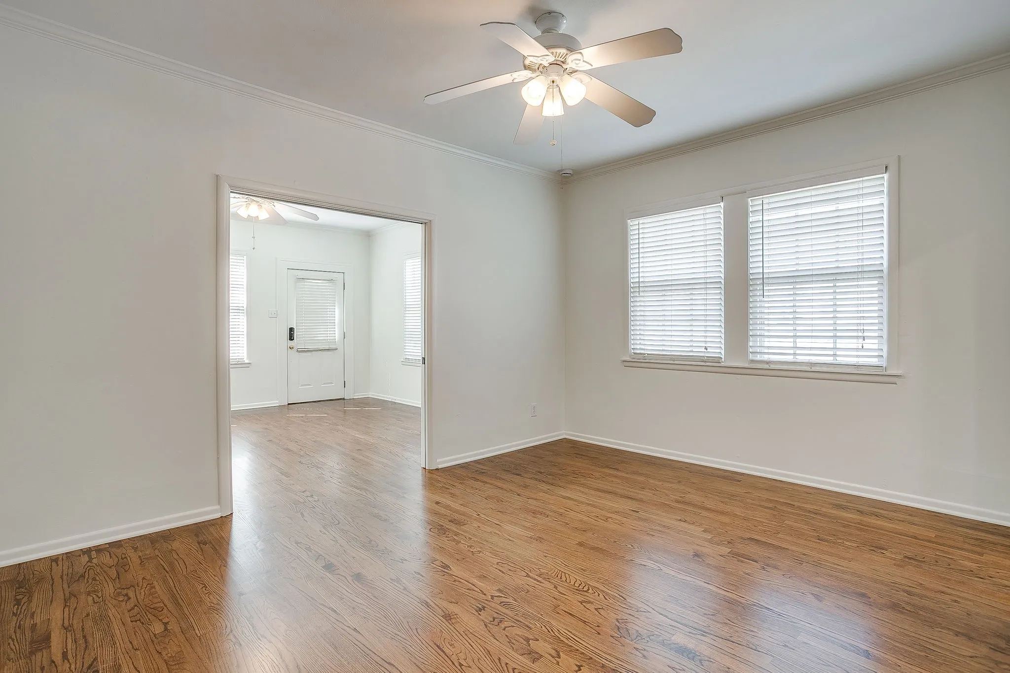 Duplex For Rent in Tarrant County , 1622 Mistletoe Boulevard, Fort Worth, Texas 76104, 1 Bedroom, 1 Bathroom, Garage spaces, 900 Sqft, built in 1928, mls#21395080, Real Estate Agent in Fort Worth, Homes For Rent in Tarrant county, Homes For Rent in Fort Worth, Realtor in Fort Worth Texas, Real Estate Brokerage Independent Realty Texas, Luminita Cordes Realtor