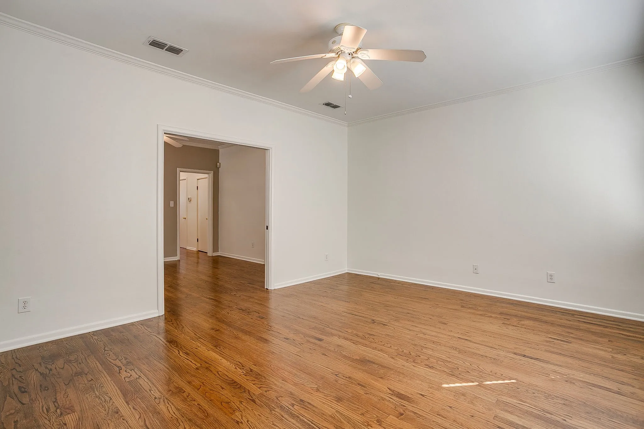 Duplex For Rent in Tarrant County , 1622 Mistletoe Boulevard, Fort Worth, Texas 76104, 1 Bedroom, 1 Bathroom, Garage spaces, 900 Sqft, built in 1928, mls#21395080, Real Estate Agent in Fort Worth, Homes For Rent in Tarrant county, Homes For Rent in Fort Worth, Realtor in Fort Worth Texas, Real Estate Brokerage Independent Realty Texas, Luminita Cordes Realtor