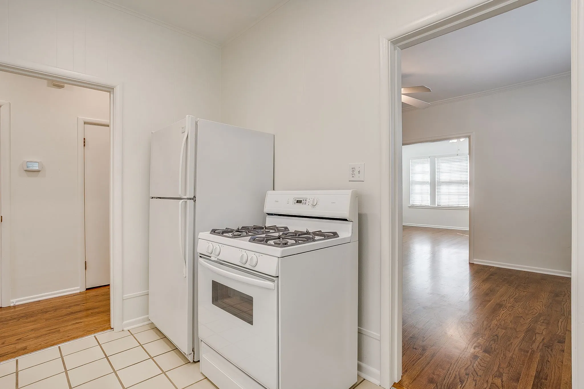 Duplex For Rent in Tarrant County , 1622 Mistletoe Boulevard, Fort Worth, Texas 76104, 1 Bedroom, 1 Bathroom, Garage spaces, 900 Sqft, built in 1928, mls#21395080, Real Estate Agent in Fort Worth, Homes For Rent in Tarrant county, Homes For Rent in Fort Worth, Realtor in Fort Worth Texas, Real Estate Brokerage Independent Realty Texas, Luminita Cordes Realtor