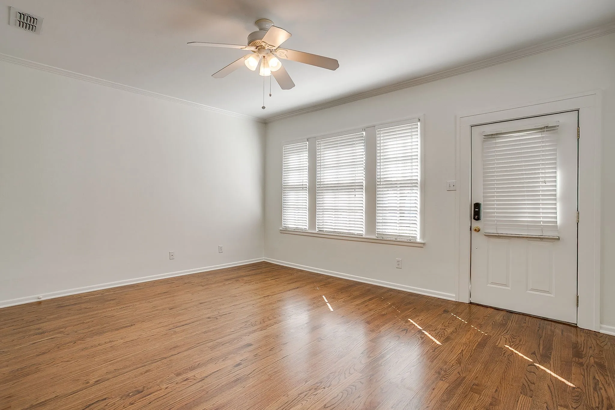 Duplex For Rent in Tarrant County , 1622 Mistletoe Boulevard, Fort Worth, Texas 76104, 1 Bedroom, 1 Bathroom, Garage spaces, 900 Sqft, built in 1928, mls#21395080, Real Estate Agent in Fort Worth, Homes For Rent in Tarrant county, Homes For Rent in Fort Worth, Realtor in Fort Worth Texas, Real Estate Brokerage Independent Realty Texas, Luminita Cordes Realtor