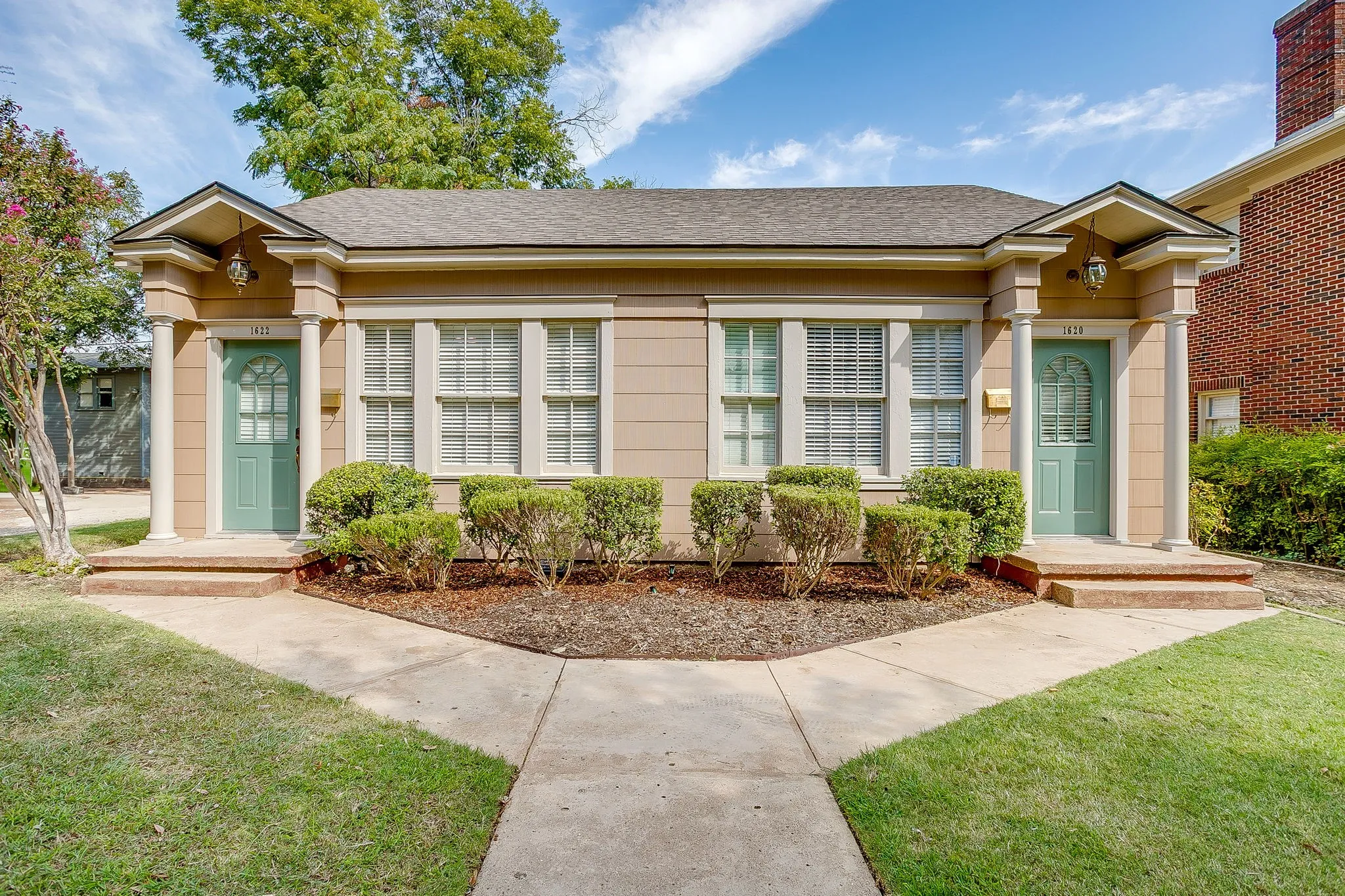 Duplex For Rent in Tarrant County , 1622 Mistletoe Boulevard, Fort Worth, Texas 76104, 1 Bedroom, 1 Bathroom, Garage spaces, 900 Sqft, built in 1928, mls#21395080, Real Estate Agent in Fort Worth, Homes For Rent in Tarrant county, Homes For Rent in Fort Worth, Realtor in Fort Worth Texas, Real Estate Brokerage Independent Realty Texas, Luminita Cordes Realtor
