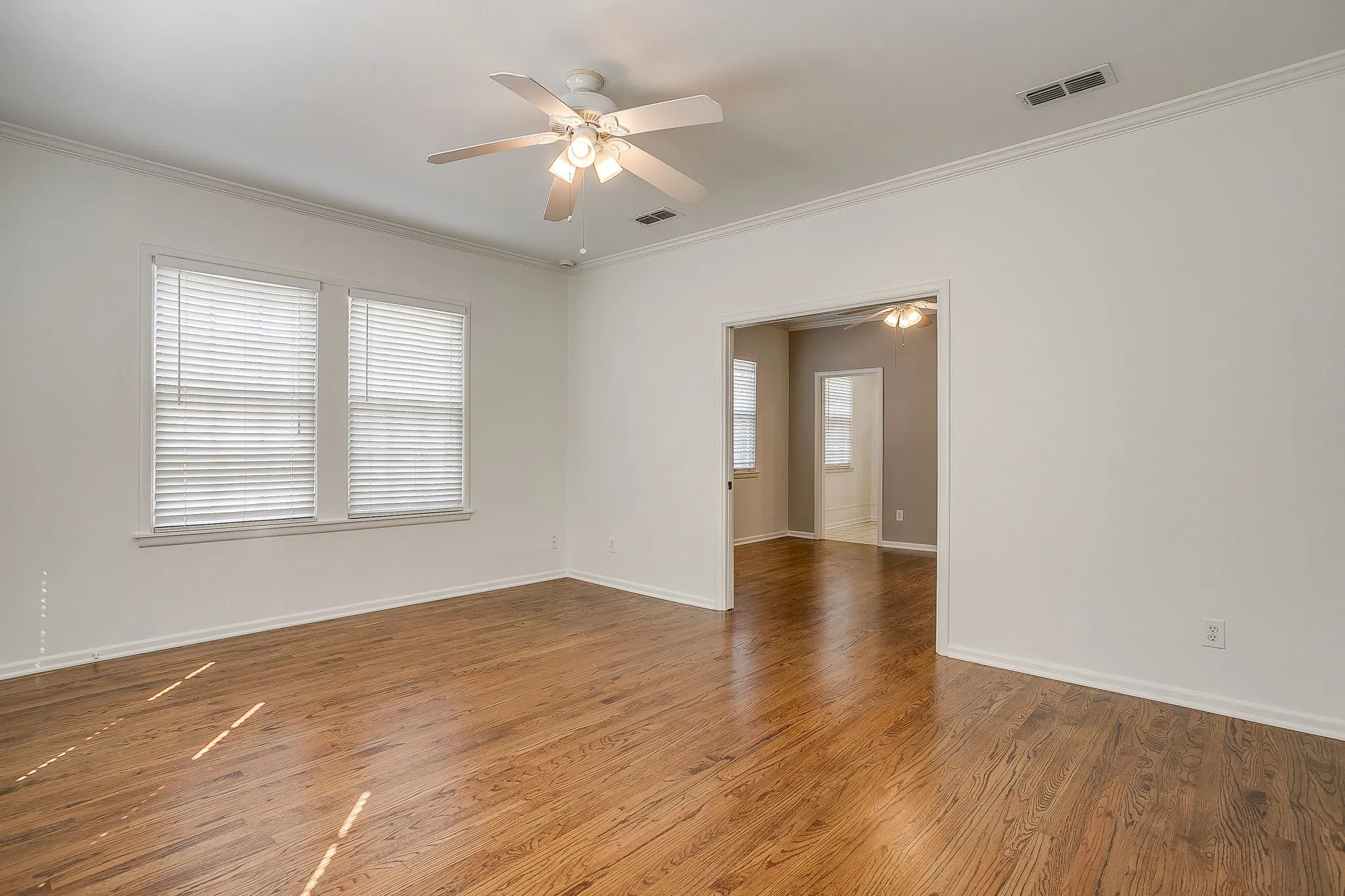 Duplex For Rent in Tarrant County , 1622 Mistletoe Boulevard, Fort Worth, Texas 76104, 1 Bedroom, 1 Bathroom, Garage spaces, 900 Sqft, built in 1928, mls#21395080, Real Estate Agent in Fort Worth, Homes For Rent in Tarrant county, Homes For Rent in Fort Worth, Realtor in Fort Worth Texas, Real Estate Brokerage Independent Realty Texas, Luminita Cordes Realtor