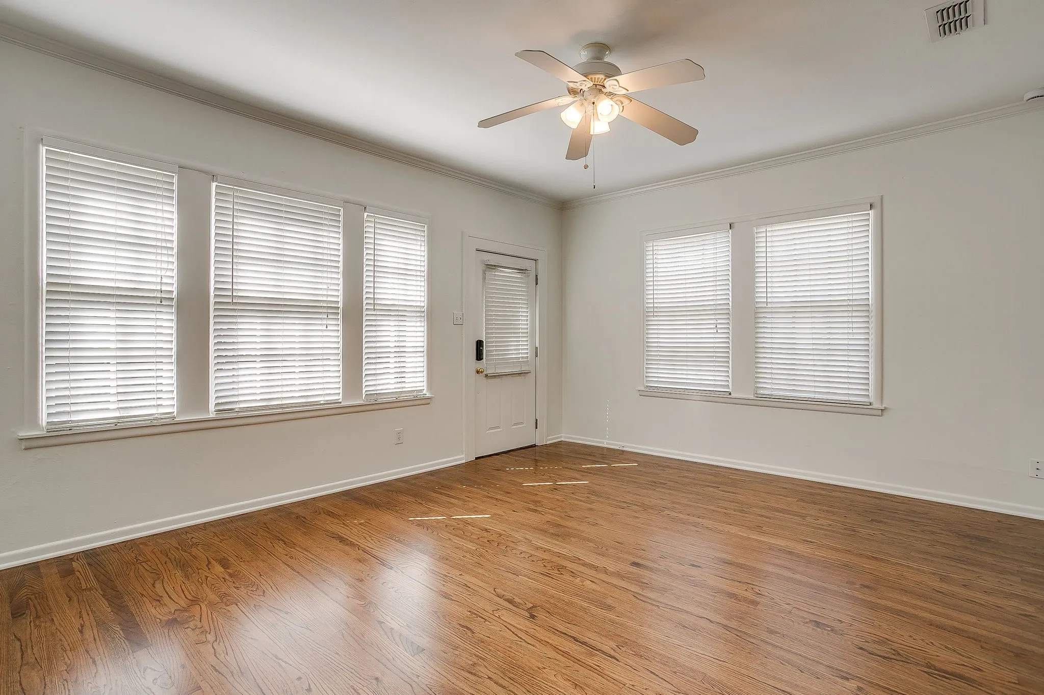 Duplex For Rent in Tarrant County , 1622 Mistletoe Boulevard, Fort Worth, Texas 76104, 1 Bedroom, 1 Bathroom, Garage spaces, 900 Sqft, built in 1928, mls#21395080, Real Estate Agent in Fort Worth, Homes For Rent in Tarrant county, Homes For Rent in Fort Worth, Realtor in Fort Worth Texas, Real Estate Brokerage Independent Realty Texas, Luminita Cordes Realtor