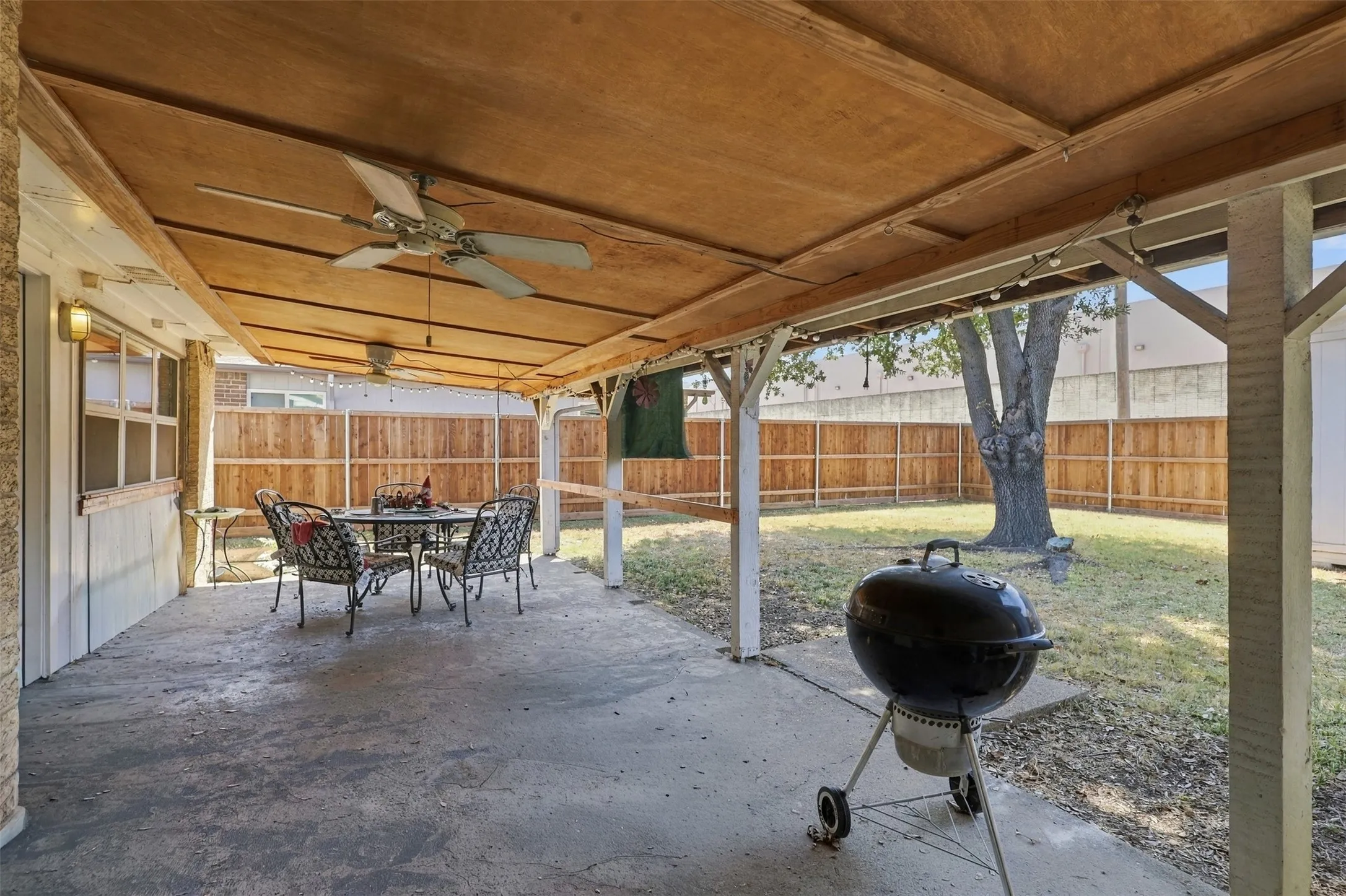 Single Family Residence For Sale in Denton County , 1444 Applegate Drive, Lewisville, Texas 75067, 3 Bedroom, 2 Bathroom, 2 Garage spaces, 1,520 Sqft, built in 1972, mls#21395058, Real Estate Agent in Lewisville, Homes For Sale in Denton county, Homes For Sale in Lewisville, Realtor in Lewisville Texas, Real Estate Brokerage Independent Realty Texas, Luminita Cordes Realtor