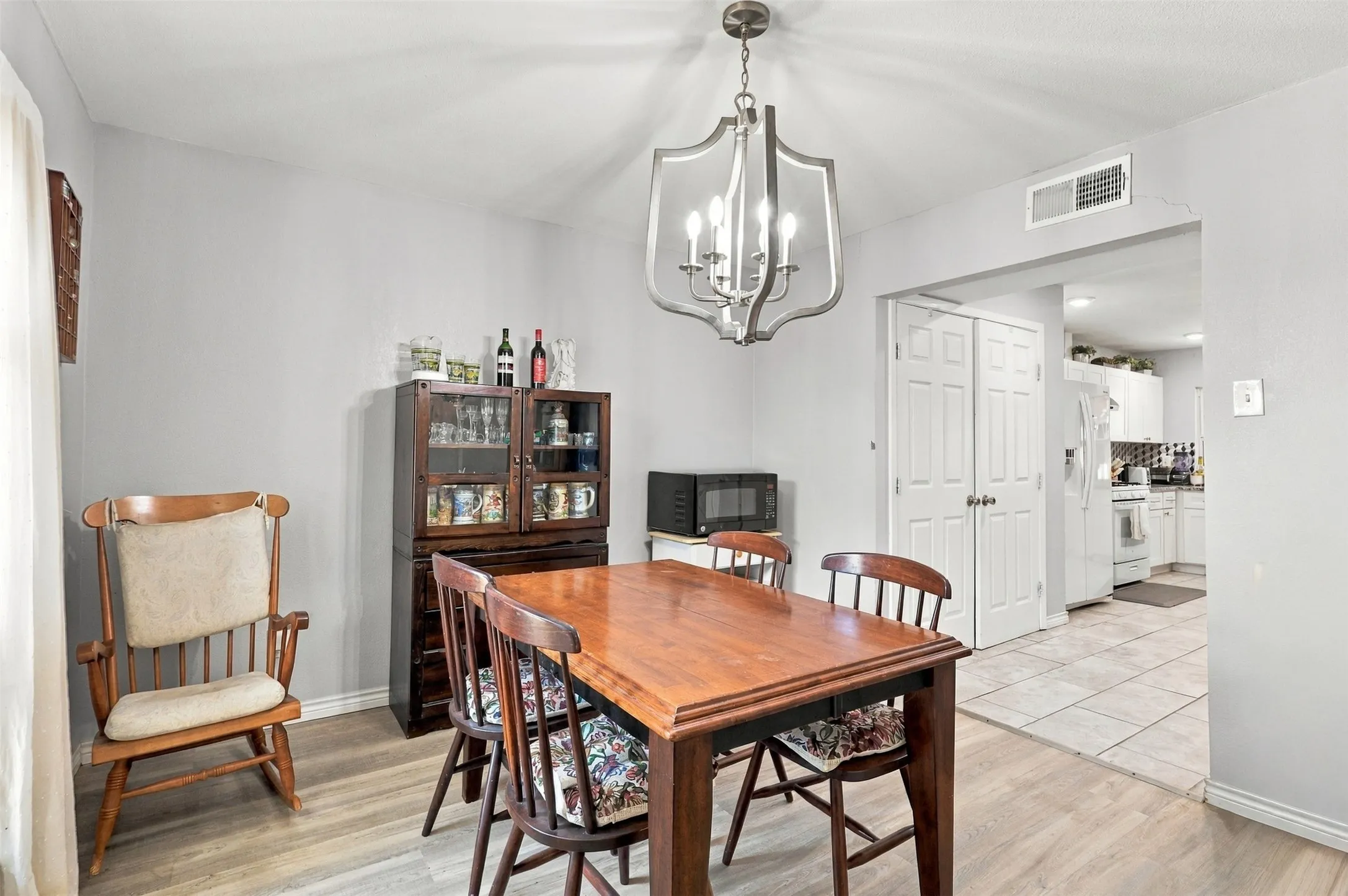 Single Family Residence For Sale in Denton County , 1444 Applegate Drive, Lewisville, Texas 75067, 3 Bedroom, 2 Bathroom, 2 Garage spaces, 1,520 Sqft, built in 1972, mls#21395058, Real Estate Agent in Lewisville, Homes For Sale in Denton county, Homes For Sale in Lewisville, Realtor in Lewisville Texas, Real Estate Brokerage Independent Realty Texas, Luminita Cordes Realtor