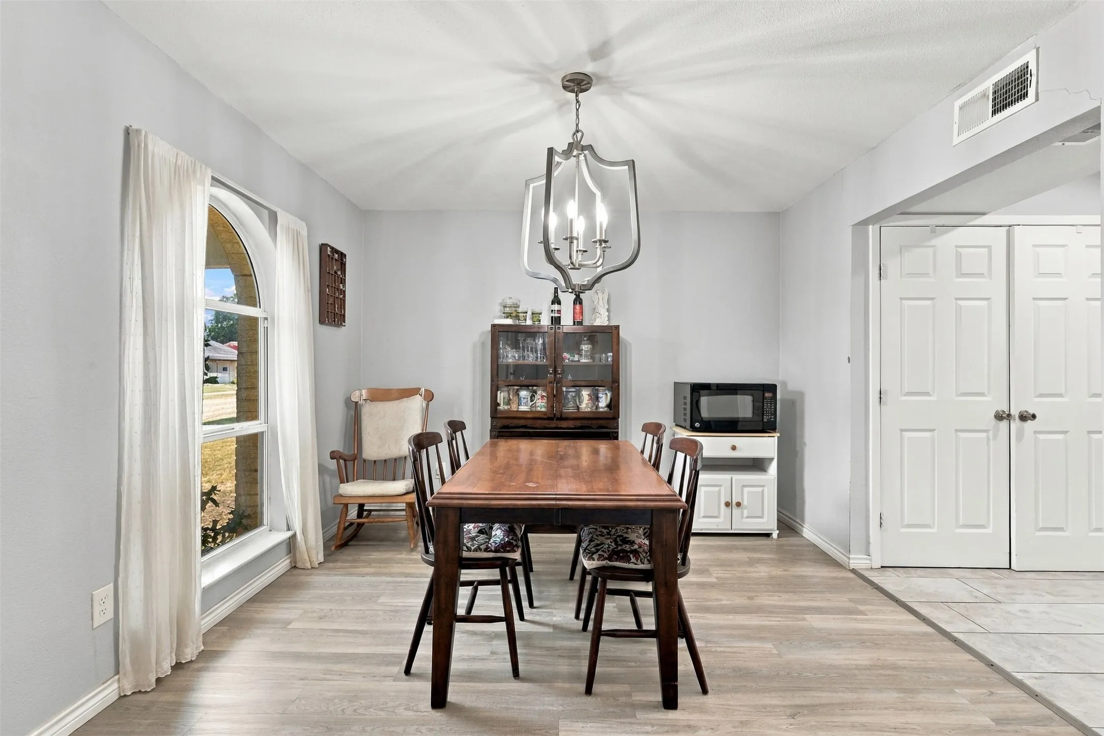 Single Family Residence For Sale in Denton County , 1444 Applegate Drive, Lewisville, Texas 75067, 3 Bedroom, 2 Bathroom, 2 Garage spaces, 1,520 Sqft, built in 1972, mls#21395058, Real Estate Agent in Lewisville, Homes For Sale in Denton county, Homes For Sale in Lewisville, Realtor in Lewisville Texas, Real Estate Brokerage Independent Realty Texas, Luminita Cordes Realtor