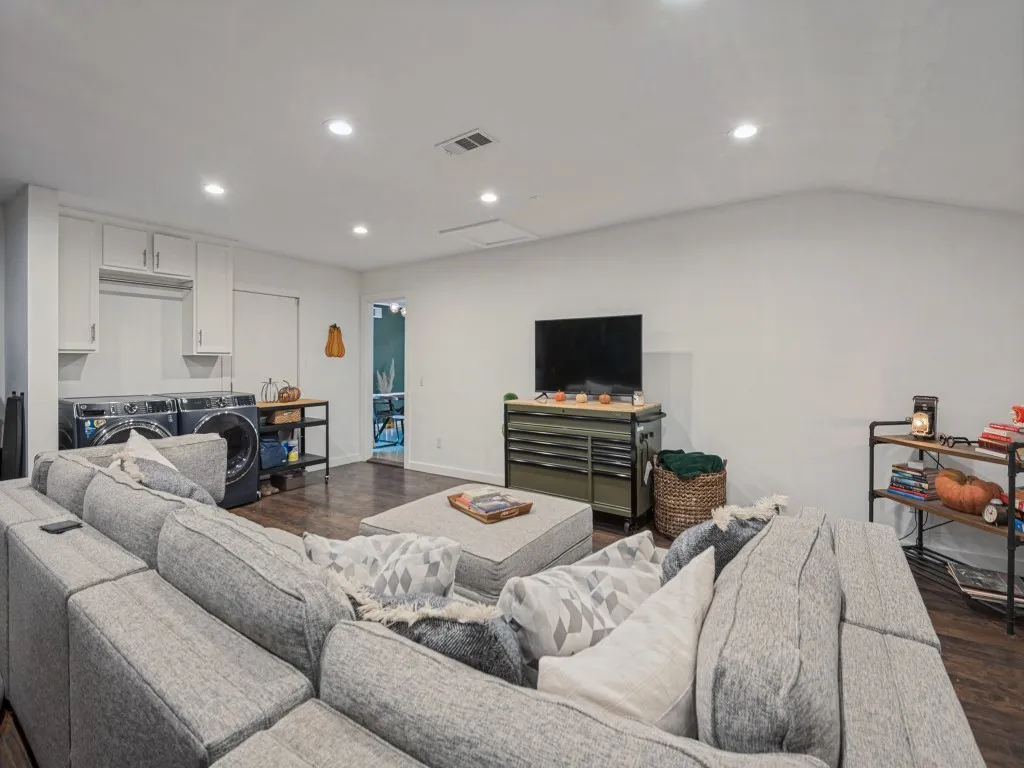 Single Family Residence For Sale in Dallas County , 13508 Challaburton Drive, Farmers Branch, Texas 75234, 3 Bedroom, 2 Bathroom, Garage spaces, 1,592 Sqft, built in 1958, mls#21394719, Real Estate Agent in Farmers Branch, Homes For Sale in Dallas county, Homes For Sale in Farmers Branch, Realtor in Farmers Branch Texas, Real Estate Brokerage Independent Realty Texas, Luminita Cordes Realtor