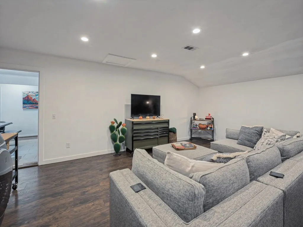 Single Family Residence For Sale in Dallas County , 13508 Challaburton Drive, Farmers Branch, Texas 75234, 3 Bedroom, 2 Bathroom, Garage spaces, 1,592 Sqft, built in 1958, mls#21394719, Real Estate Agent in Farmers Branch, Homes For Sale in Dallas county, Homes For Sale in Farmers Branch, Realtor in Farmers Branch Texas, Real Estate Brokerage Independent Realty Texas, Luminita Cordes Realtor