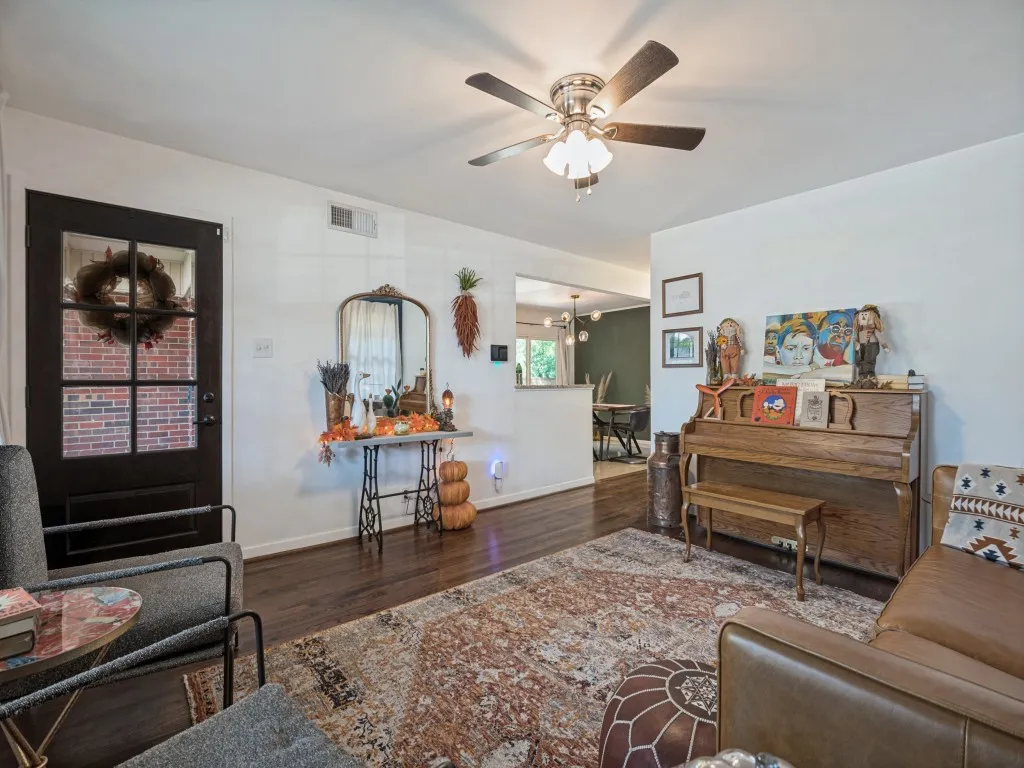Single Family Residence For Sale in Dallas County , 13508 Challaburton Drive, Farmers Branch, Texas 75234, 3 Bedroom, 2 Bathroom, Garage spaces, 1,592 Sqft, built in 1958, mls#21394719, Real Estate Agent in Farmers Branch, Homes For Sale in Dallas county, Homes For Sale in Farmers Branch, Realtor in Farmers Branch Texas, Real Estate Brokerage Independent Realty Texas, Luminita Cordes Realtor