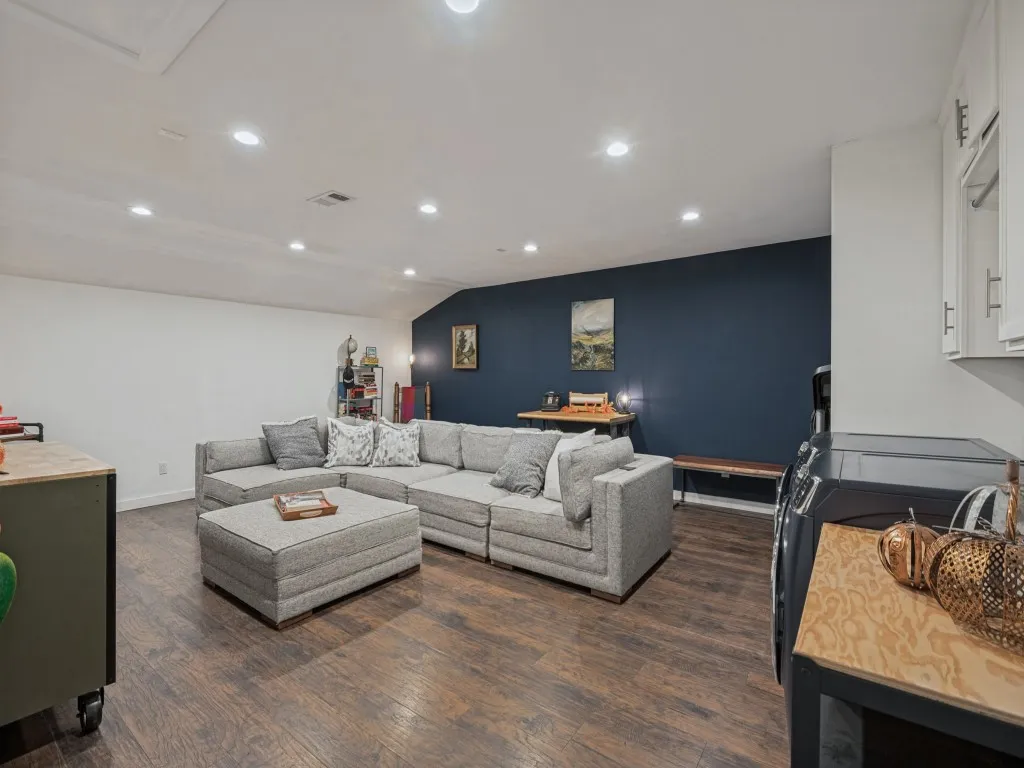 Single Family Residence For Sale in Dallas County , 13508 Challaburton Drive, Farmers Branch, Texas 75234, 3 Bedroom, 2 Bathroom, Garage spaces, 1,592 Sqft, built in 1958, mls#21394719, Real Estate Agent in Farmers Branch, Homes For Sale in Dallas county, Homes For Sale in Farmers Branch, Realtor in Farmers Branch Texas, Real Estate Brokerage Independent Realty Texas, Luminita Cordes Realtor