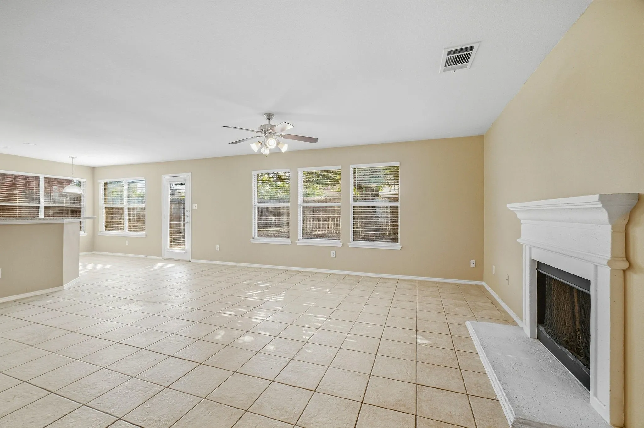 Single Family Residence For Sale in Kaufman County , 1002 Chatham Lane, Forney, Texas 75126, 3 Bedroom, 3 Bathroom, 2 Garage spaces, 2,275 Sqft, built in 2001, mls#21392499, Real Estate Agent in Forney, Homes For Sale in Kaufman county, Homes For Sale in Forney, Realtor in Forney Texas, Real Estate Brokerage Independent Realty Texas, Luminita Cordes Realtor