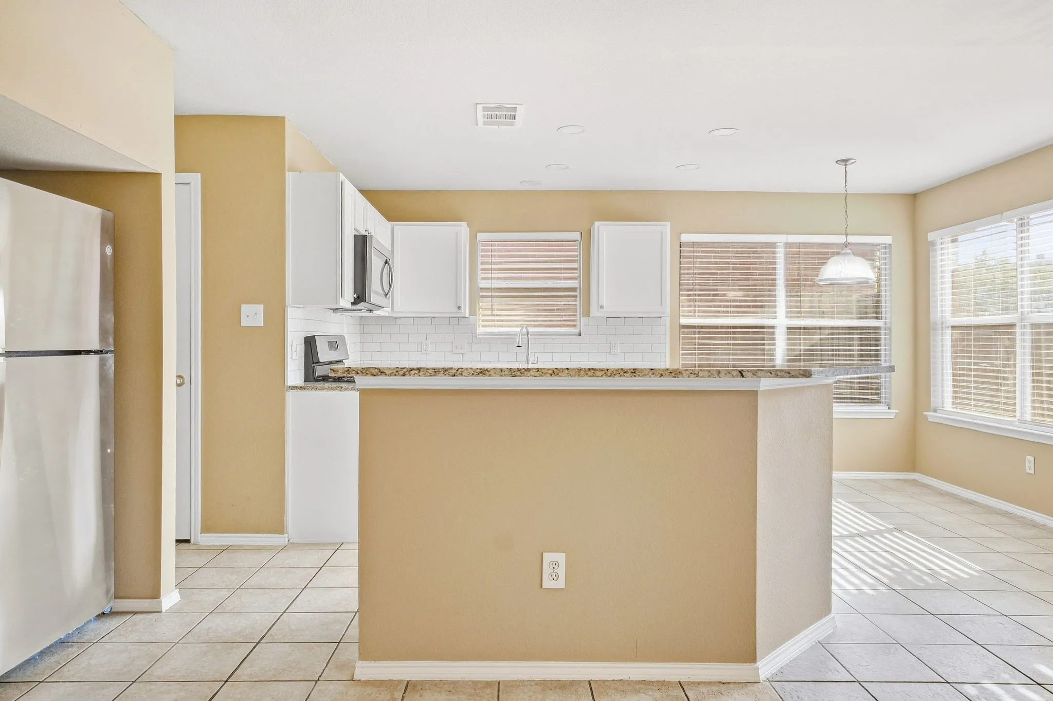 Single Family Residence For Sale in Kaufman County , 1002 Chatham Lane, Forney, Texas 75126, 3 Bedroom, 3 Bathroom, 2 Garage spaces, 2,275 Sqft, built in 2001, mls#21392499, Real Estate Agent in Forney, Homes For Sale in Kaufman county, Homes For Sale in Forney, Realtor in Forney Texas, Real Estate Brokerage Independent Realty Texas, Luminita Cordes Realtor