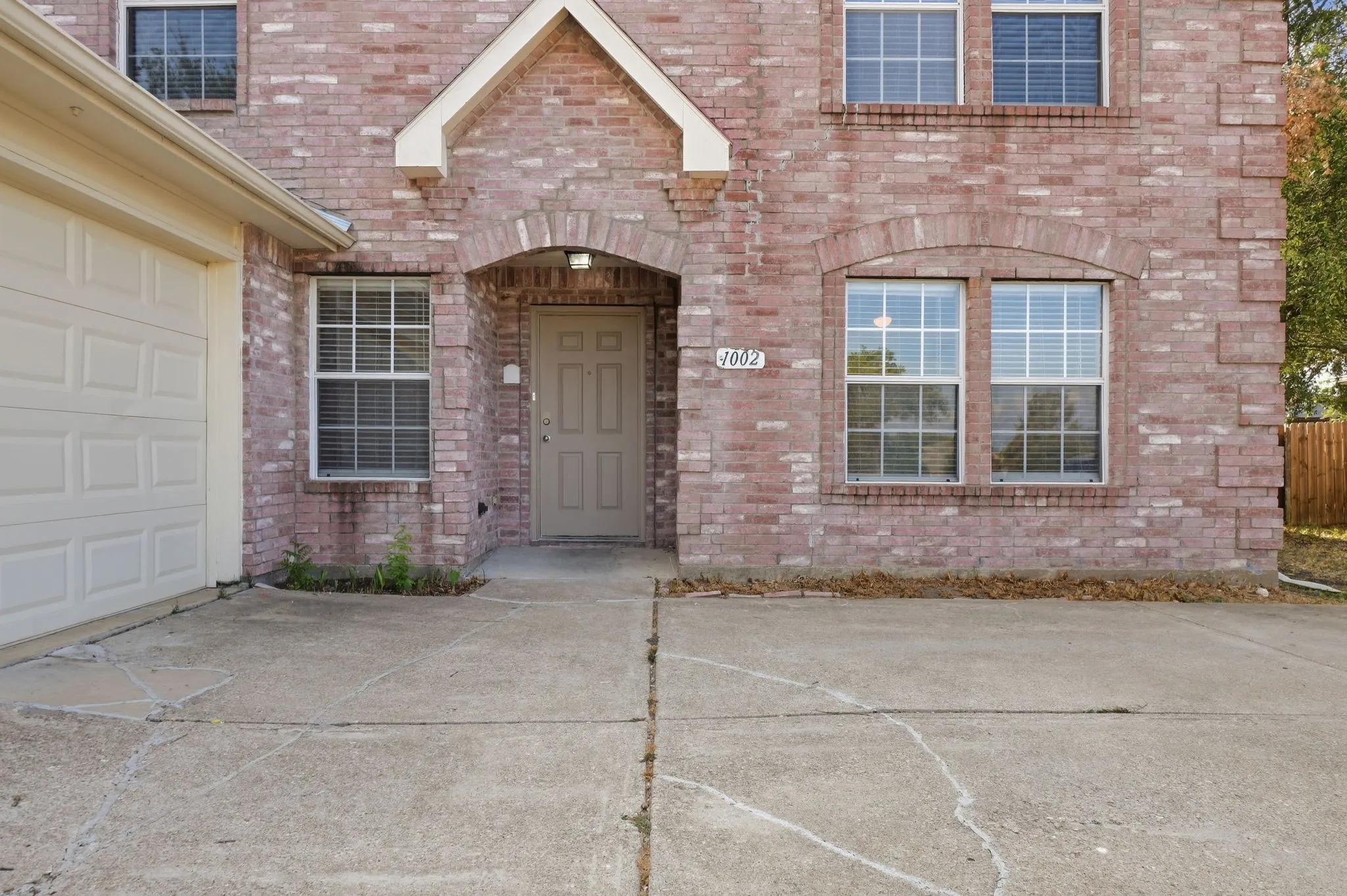Single Family Residence For Sale in Kaufman County , 1002 Chatham Lane, Forney, Texas 75126, 3 Bedroom, 3 Bathroom, 2 Garage spaces, 2,275 Sqft, built in 2001, mls#21392499, Real Estate Agent in Forney, Homes For Sale in Kaufman county, Homes For Sale in Forney, Realtor in Forney Texas, Real Estate Brokerage Independent Realty Texas, Luminita Cordes Realtor