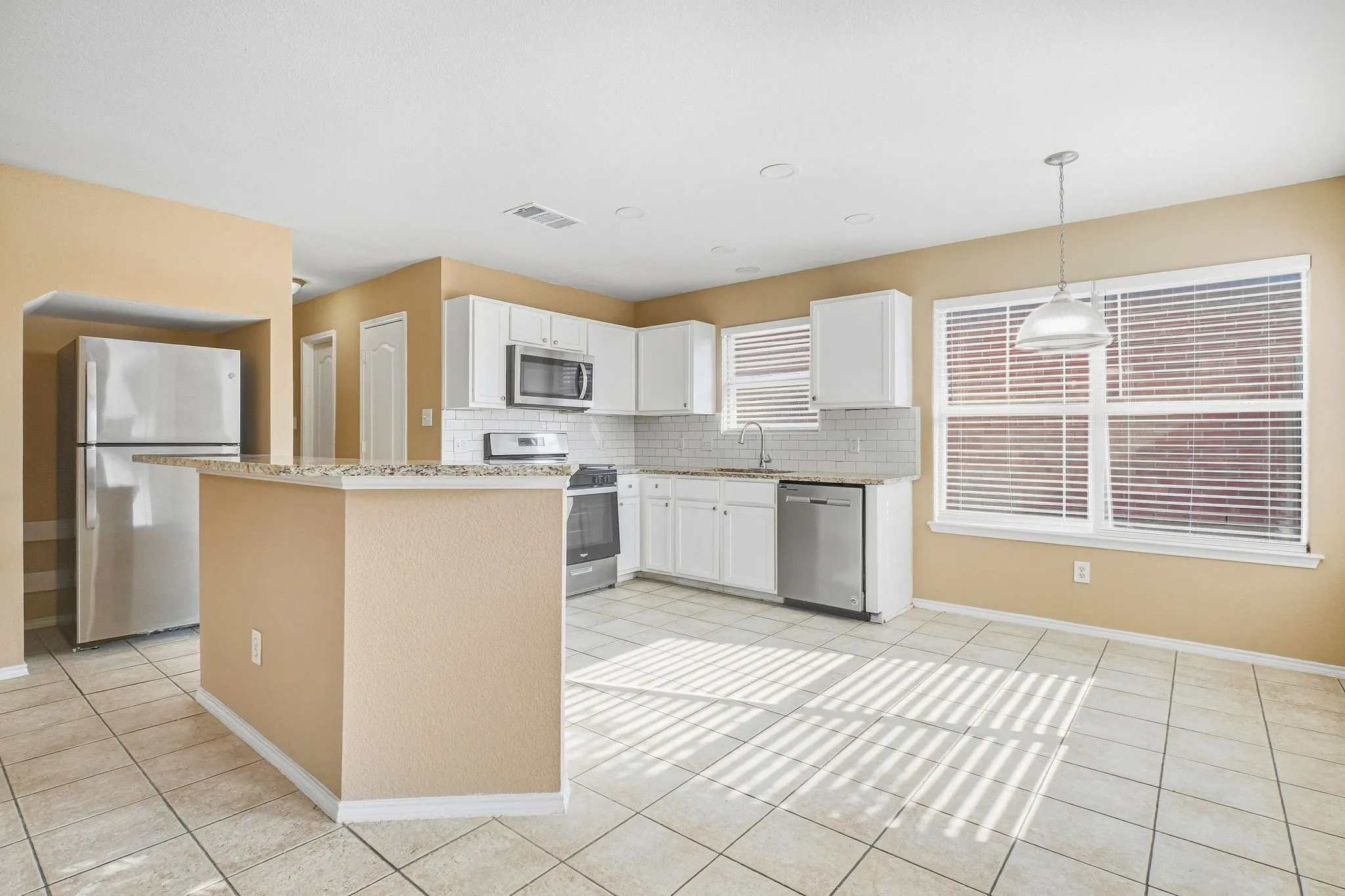 Single Family Residence For Sale in Kaufman County , 1002 Chatham Lane, Forney, Texas 75126, 3 Bedroom, 3 Bathroom, 2 Garage spaces, 2,275 Sqft, built in 2001, mls#21392499, Real Estate Agent in Forney, Homes For Sale in Kaufman county, Homes For Sale in Forney, Realtor in Forney Texas, Real Estate Brokerage Independent Realty Texas, Luminita Cordes Realtor