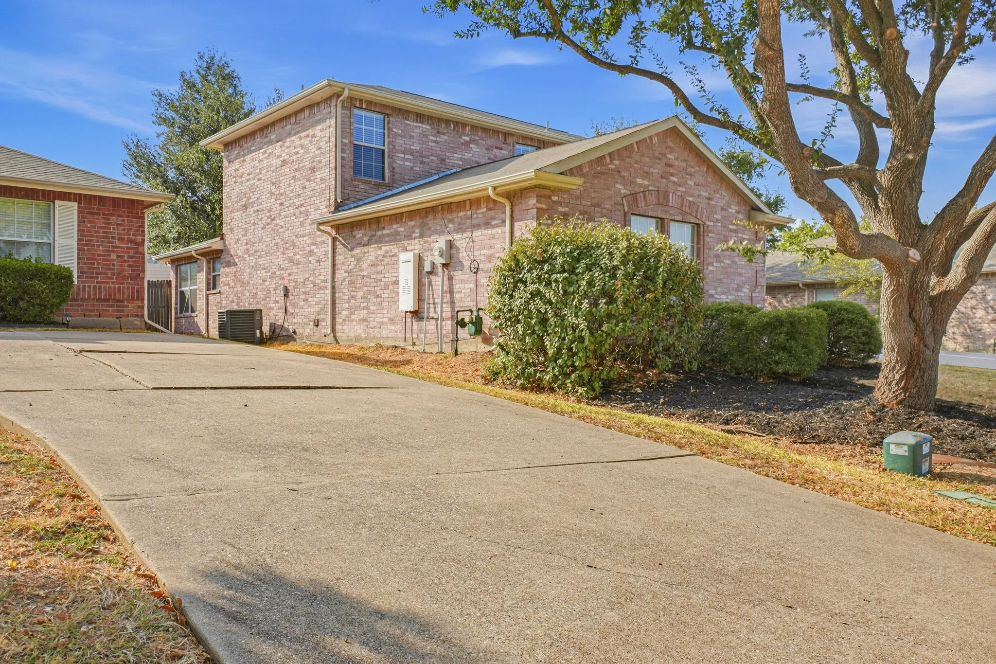 Single Family Residence For Sale in Kaufman County , 1002 Chatham Lane, Forney, Texas 75126, 3 Bedroom, 3 Bathroom, 2 Garage spaces, 2,275 Sqft, built in 2001, mls#21392499, Real Estate Agent in Forney, Homes For Sale in Kaufman county, Homes For Sale in Forney, Realtor in Forney Texas, Real Estate Brokerage Independent Realty Texas, Luminita Cordes Realtor