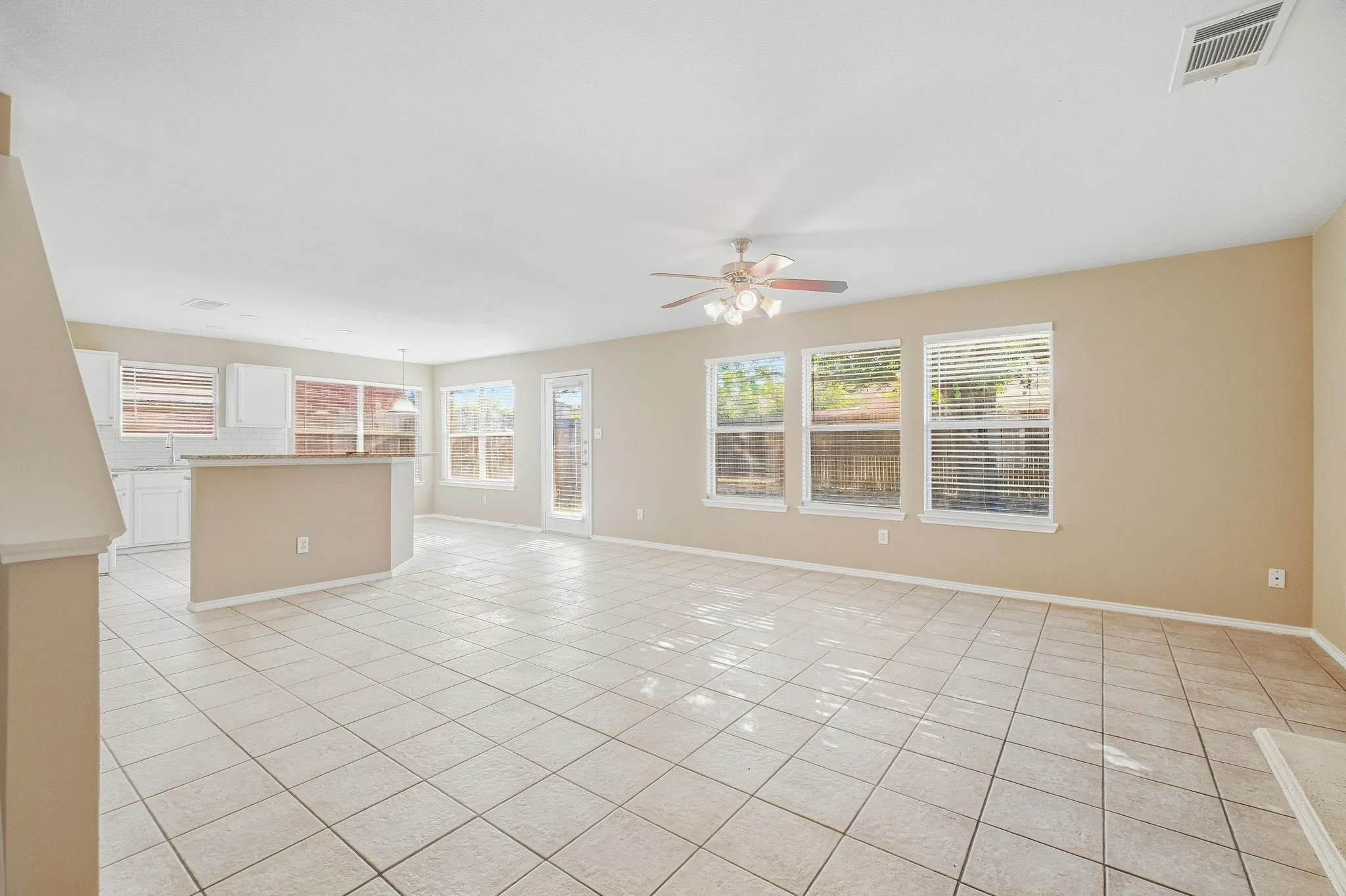 Single Family Residence For Sale in Kaufman County , 1002 Chatham Lane, Forney, Texas 75126, 3 Bedroom, 3 Bathroom, 2 Garage spaces, 2,275 Sqft, built in 2001, mls#21392499, Real Estate Agent in Forney, Homes For Sale in Kaufman county, Homes For Sale in Forney, Realtor in Forney Texas, Real Estate Brokerage Independent Realty Texas, Luminita Cordes Realtor
