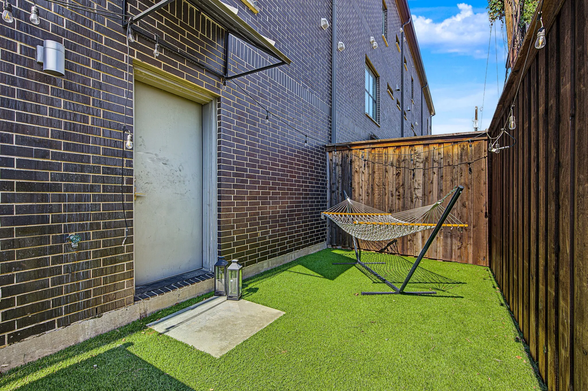 Condominium For Sale in Dallas County , 2310 N Fitzhugh Avenue 40, Dallas, Texas 75204, 2 Bedroom, 3 Bathroom, 2 Garage spaces, 2,211 Sqft, built in 2016, mls#21393462, Real Estate Agent in Dallas, Homes For Sale in Dallas county, Homes For Sale in Dallas, Realtor in Dallas Texas, Real Estate Brokerage Independent Realty Texas, Luminita Cordes Realtor