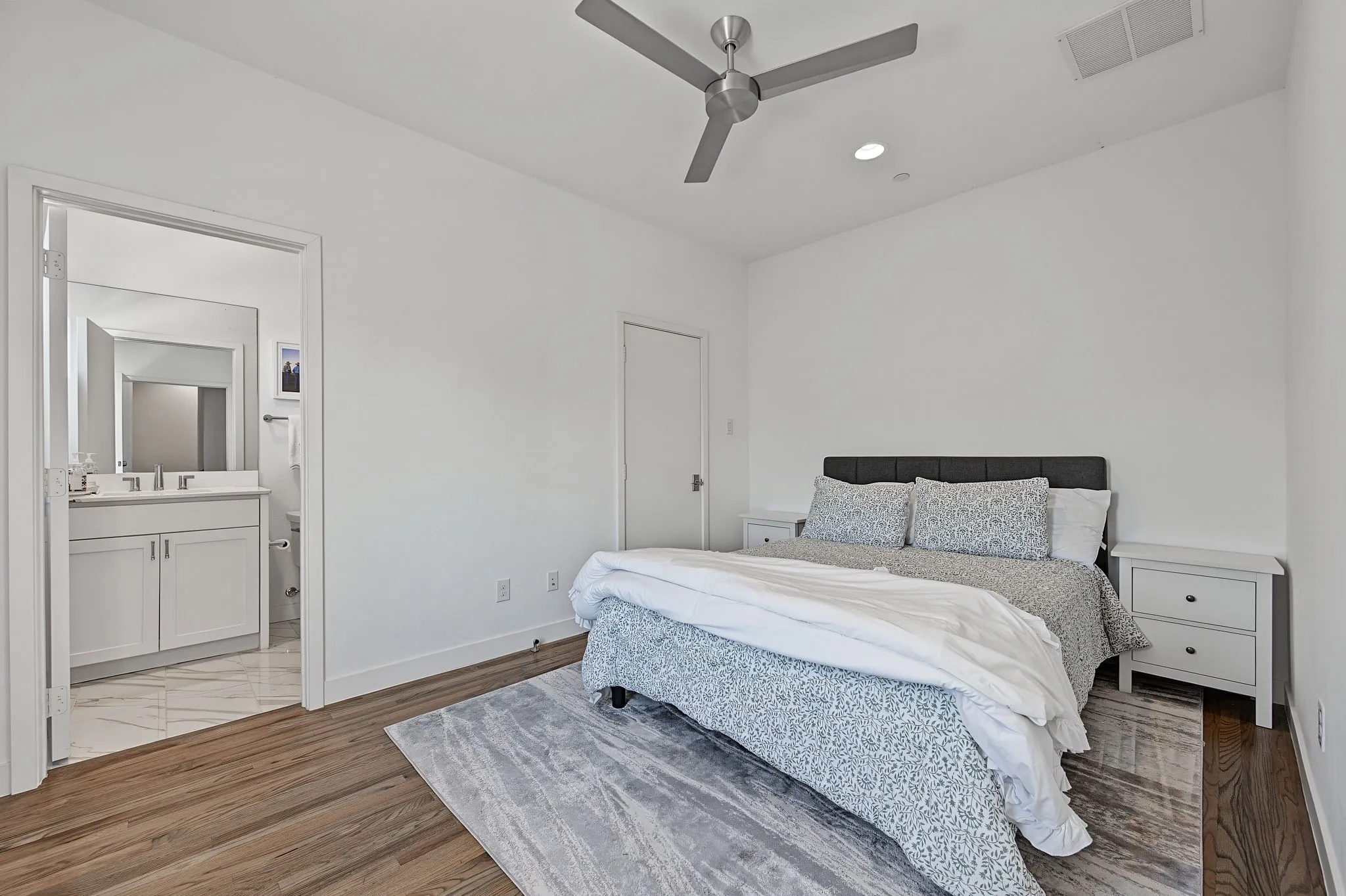 Condominium For Sale in Dallas County , 2310 N Fitzhugh Avenue 40, Dallas, Texas 75204, 2 Bedroom, 3 Bathroom, 2 Garage spaces, 2,211 Sqft, built in 2016, mls#21393462, Real Estate Agent in Dallas, Homes For Sale in Dallas county, Homes For Sale in Dallas, Realtor in Dallas Texas, Real Estate Brokerage Independent Realty Texas, Luminita Cordes Realtor
